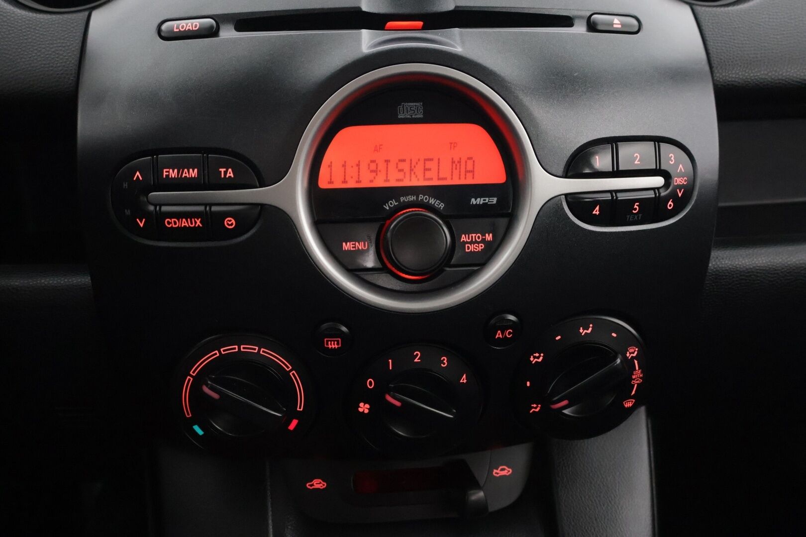 Mazda Mazda2 2011 1,3 90 Year Edition 5MT Z22** Lohko / Manuaali / Siisti** - Kahdet hyvät renkaat ja kattava huoltohistoria!