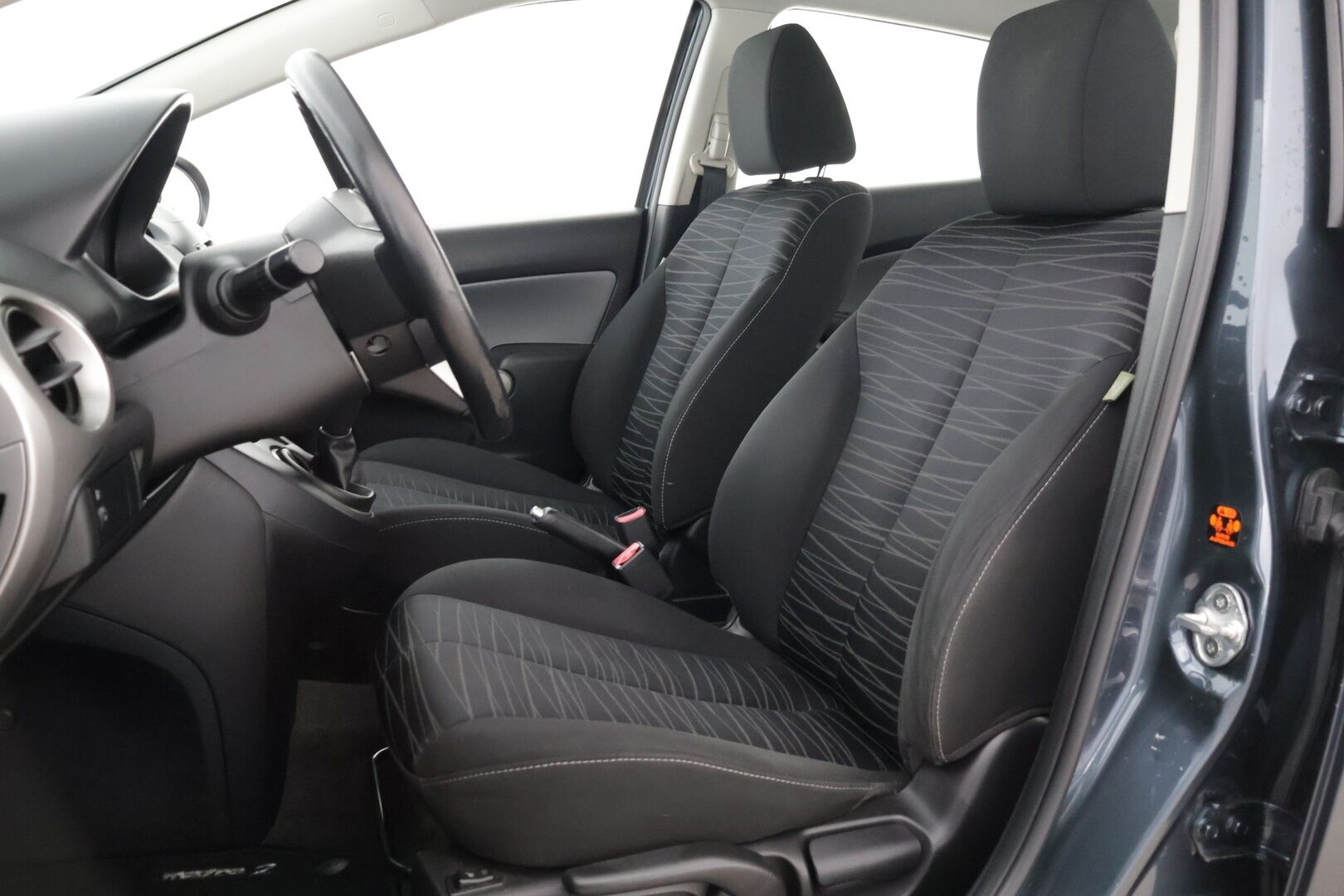 Mazda Mazda2 2011 1,3 90 Year Edition 5MT Z22** Lohko / Manuaali / Siisti** - Kahdet hyvät renkaat ja kattava huoltohistoria!