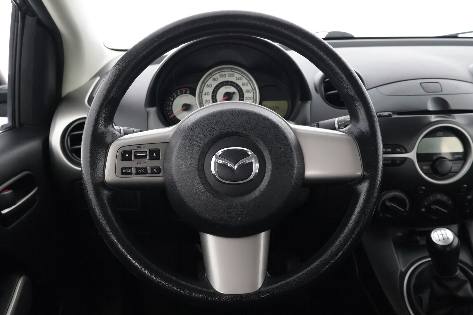 Mazda Mazda2 2011 1,3 90 Year Edition 5MT Z22** Lohko / Manuaali / Siisti** - Kahdet hyvät renkaat ja kattava huoltohistoria!