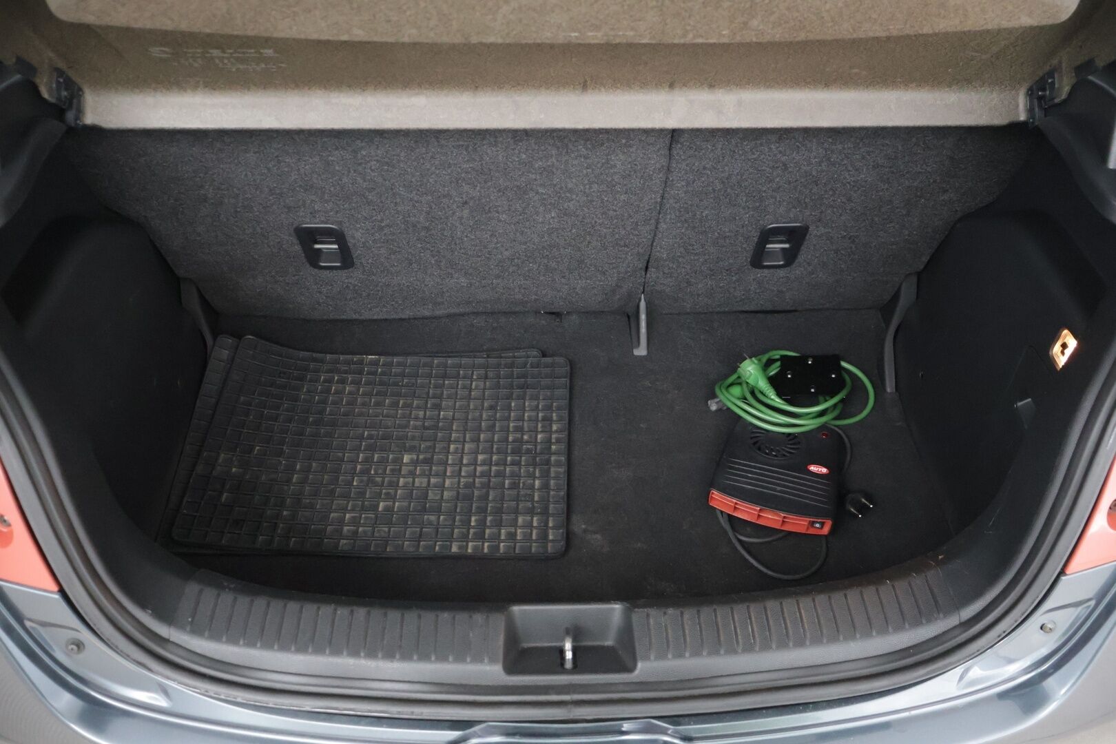 Mazda Mazda2 2011 1,3 90 Year Edition 5MT Z22** Lohko / Manuaali / Siisti** - Kahdet hyvät renkaat ja kattava huoltohistoria!