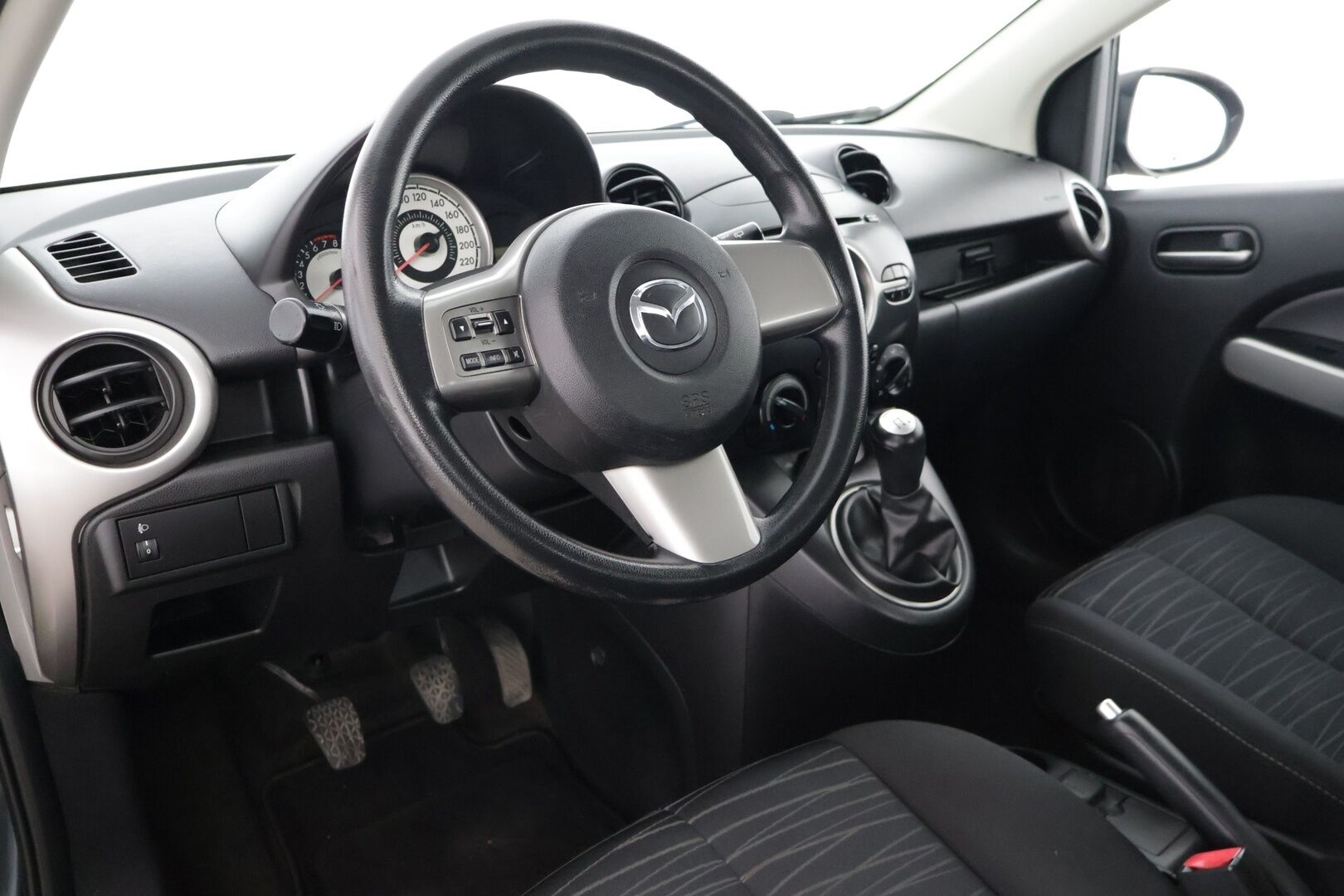 Mazda Mazda2 2011 1,3 90 Year Edition 5MT Z22** Lohko / Manuaali / Siisti** - Kahdet hyvät renkaat ja kattava huoltohistoria!