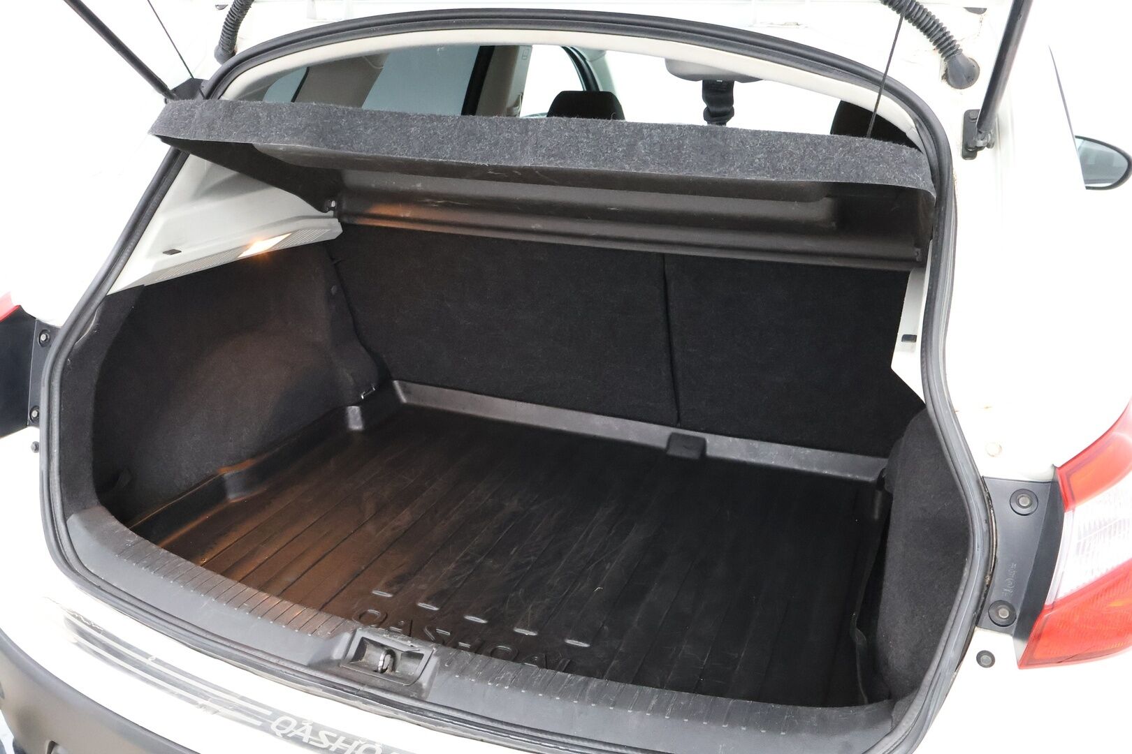 Nissan Qashqai 2011 2,0L Acenta 2WD 6M/T Connect MY11 - Suomiauto / Vetokoukku / Peruutuskamera / Navi / Lohko & Sisäpistoke / Vakkari / Hiljattain huollettu!