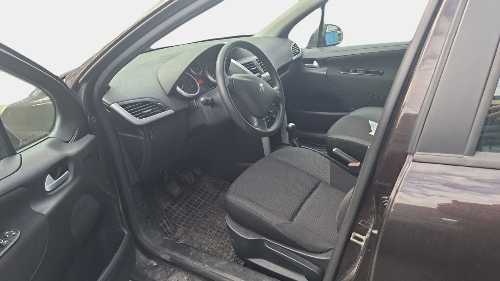 Peugeot 207 2011 Access VTi 95 5-ov. Limited * Lohkolämmitin / Upea metalliväri / Ilmastointi* - Varmatoimisella 1.4 VTI tekniikalla. Juuri katsastettu, kahdet hyvät renkaat & lohkolämmitin!