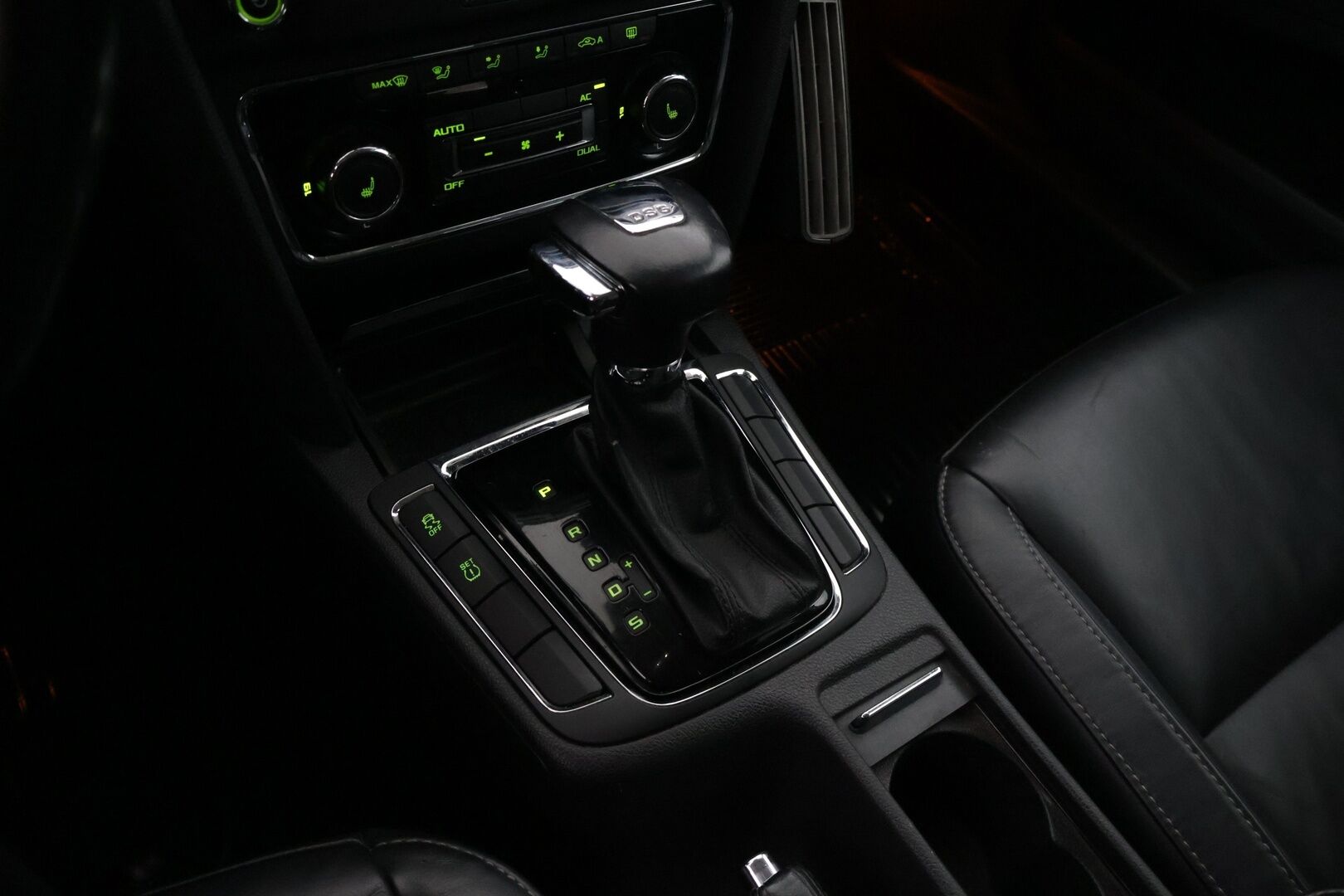 Skoda Superb 2012 Combi 2,0 TDI 170 Ambition DSG *YritysOutlet -Myydään vain yrityksille* - *Nahat / Lohko / Vakkari / Xenon / Koukku