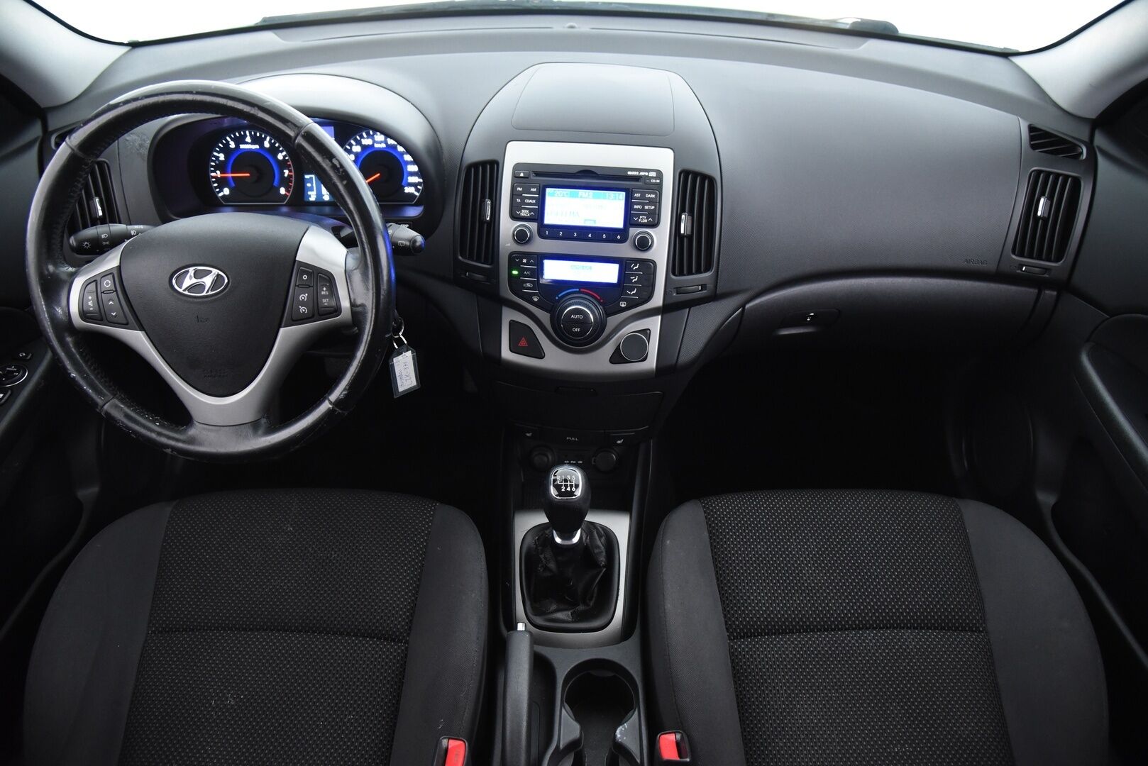 Hyundai i30 2011 Wagon 1,6 CVVT 6MT ISG Premium / Lohkolämmitin / Vakkari / 2x Renkaat - Juuri huollettu Suomi-auto hyvällä huoltohistorialla 2x renkain!
