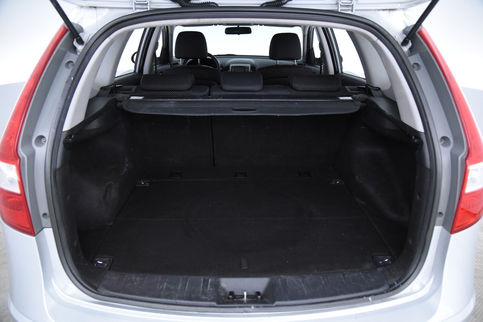 Hyundai i30 2011 Wagon 1,6 CVVT 6MT ISG Premium / Lohkolämmitin / Vakkari / 2x Renkaat - Juuri huollettu Suomi-auto hyvällä huoltohistorialla 2x renkain!