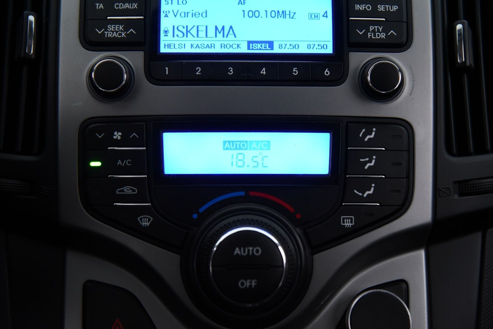 Hyundai i30 2011 Wagon 1,6 CVVT 6MT ISG Premium / Lohkolämmitin / Vakkari / 2x Renkaat - Juuri huollettu Suomi-auto hyvällä huoltohistorialla 2x renkain!