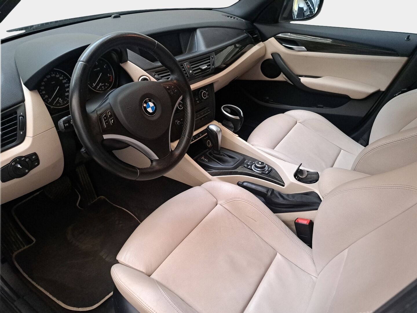 BMW X1 2010 xDrive 18d A E84 SAV YritysOutlet - Myydään vain yrityksille * HiFi / Sähkösäätöiset Sporttipenkit / Kuljettajan istuin muistilla / Vaaleat nahat / Vetokoukku / Navi * - Tämä auto myydään YritysOutlet -valikoimasta vain yritykselle / Juuri katsastettu! / Kahdet renkaat alumiinivanteilla 