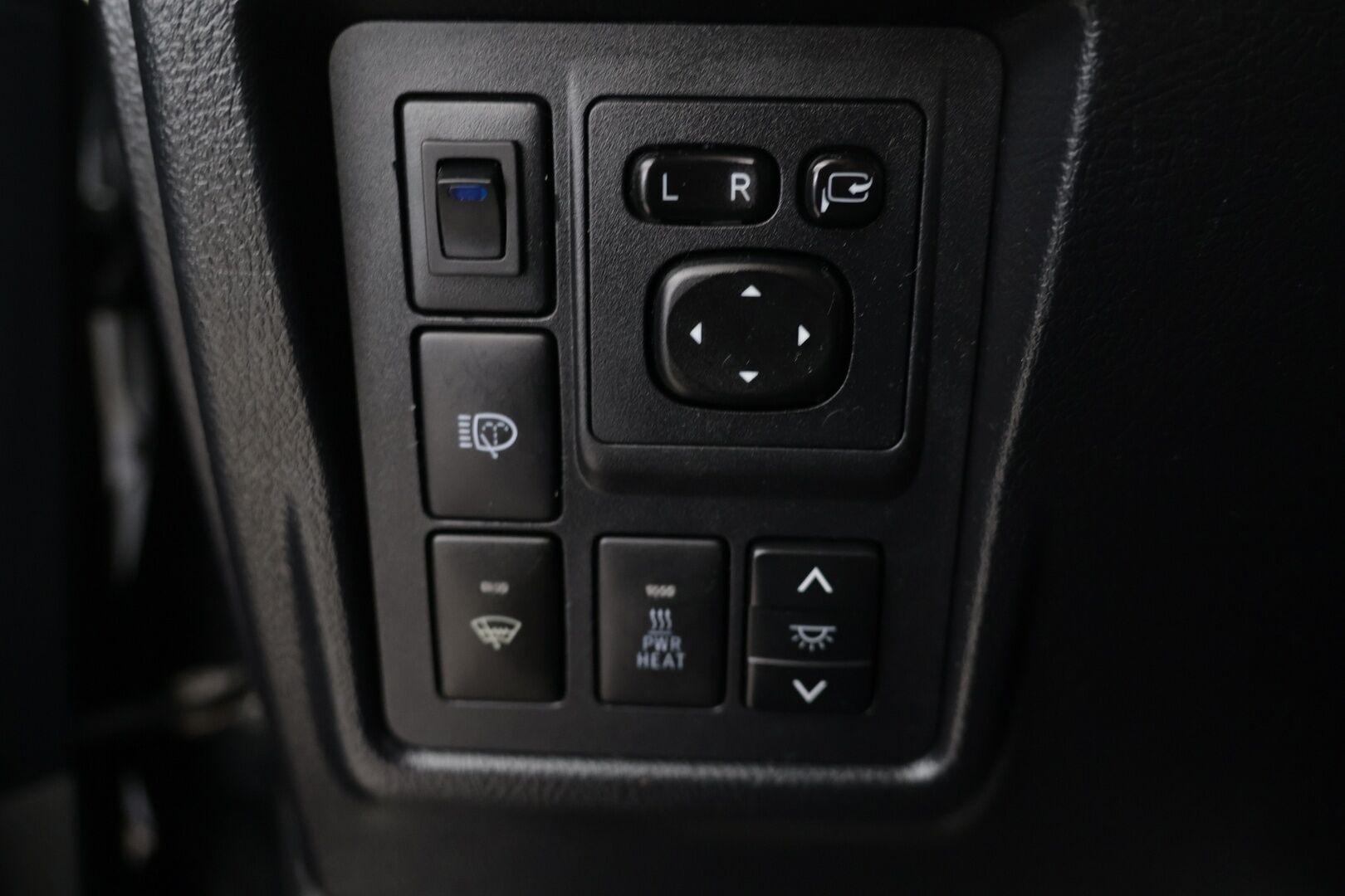Toyota Land Cruiser 2012 3,0 D-4D DPF Luxury aut. 5h - Suomi-Auto | Erinomainen huoltohistoria | Lohkolämmitin | Automaattinen ilmastointi | 