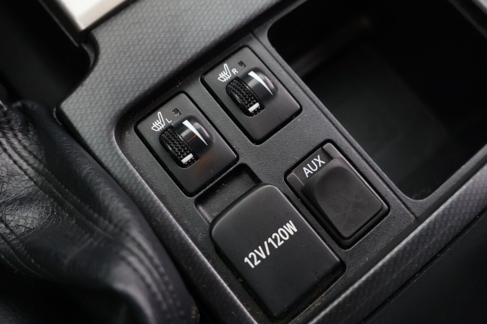 Toyota Land Cruiser 2012 3,0 D-4D DPF Luxury aut. 5h - Suomi-Auto | Erinomainen huoltohistoria | Lohkolämmitin | Automaattinen ilmastointi | 