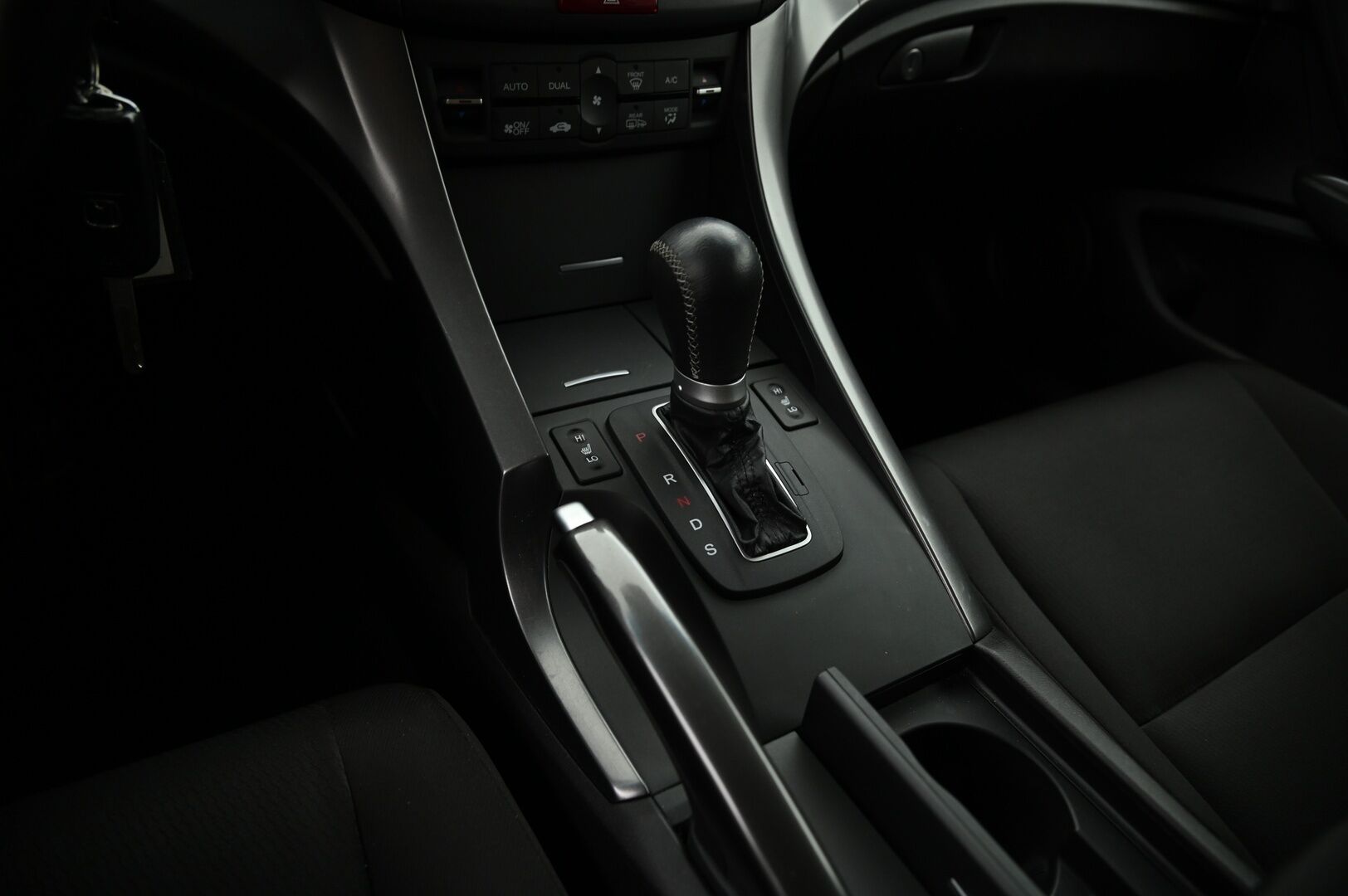 Honda Accord 2012 Tourer 2,0 Elegance AT Business *Suomi-Auto / Koukku / Vakkari / Lohkolämmitin / 2x Renkaat* - Luotettava ajajan auto! / Kahdet hyvät renkaat