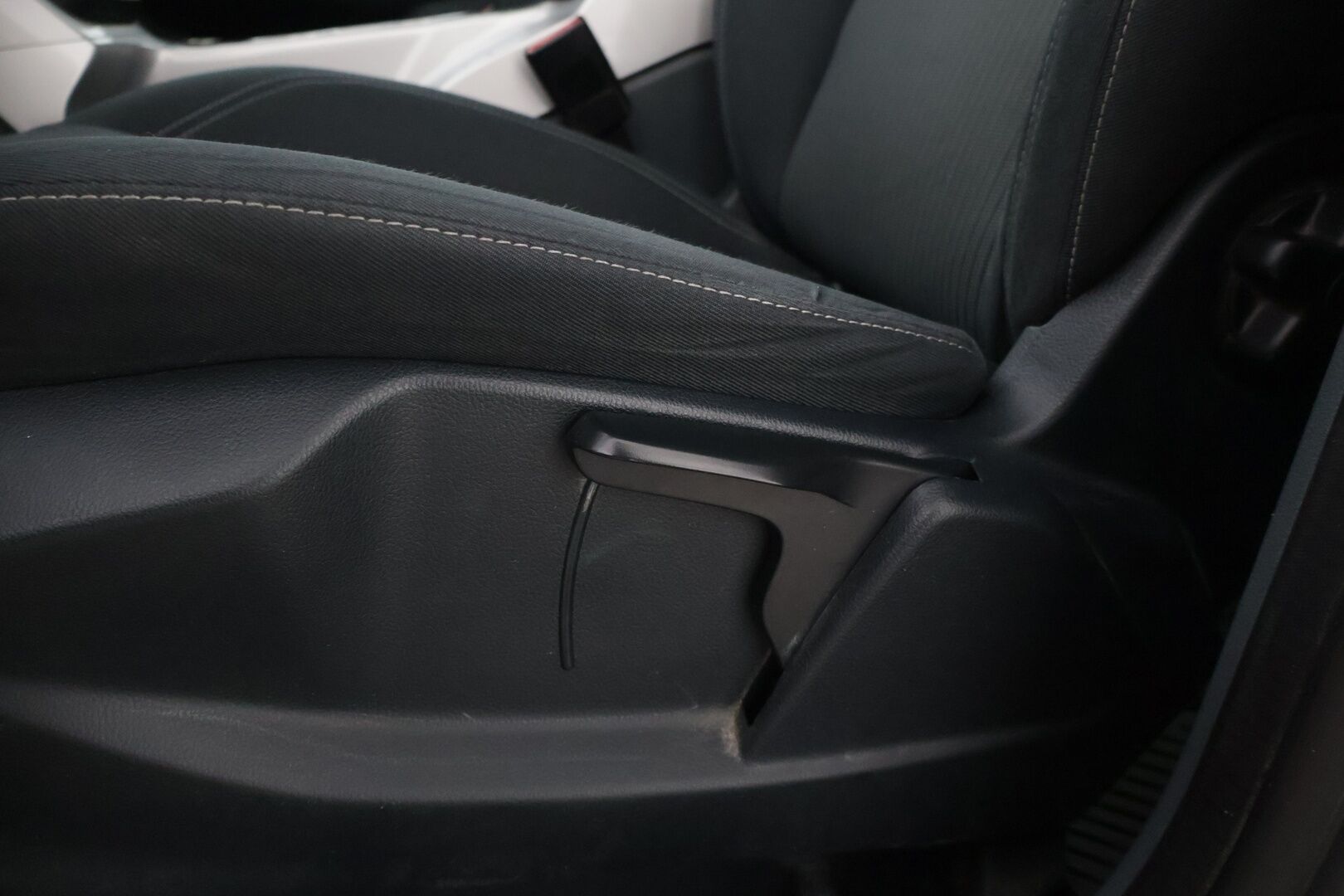 Ford C-Max 2013 1,6 TDCi 115 hv Start/Stop Titanium M6- YritysOutlet - Myydään vain yrityksille *Suomiauto / Lämm.tuulilasi / Koukku * - Toimiva auto päivittäisestä ajosta kaksilla renkailla! / Siistissä kunnossa!