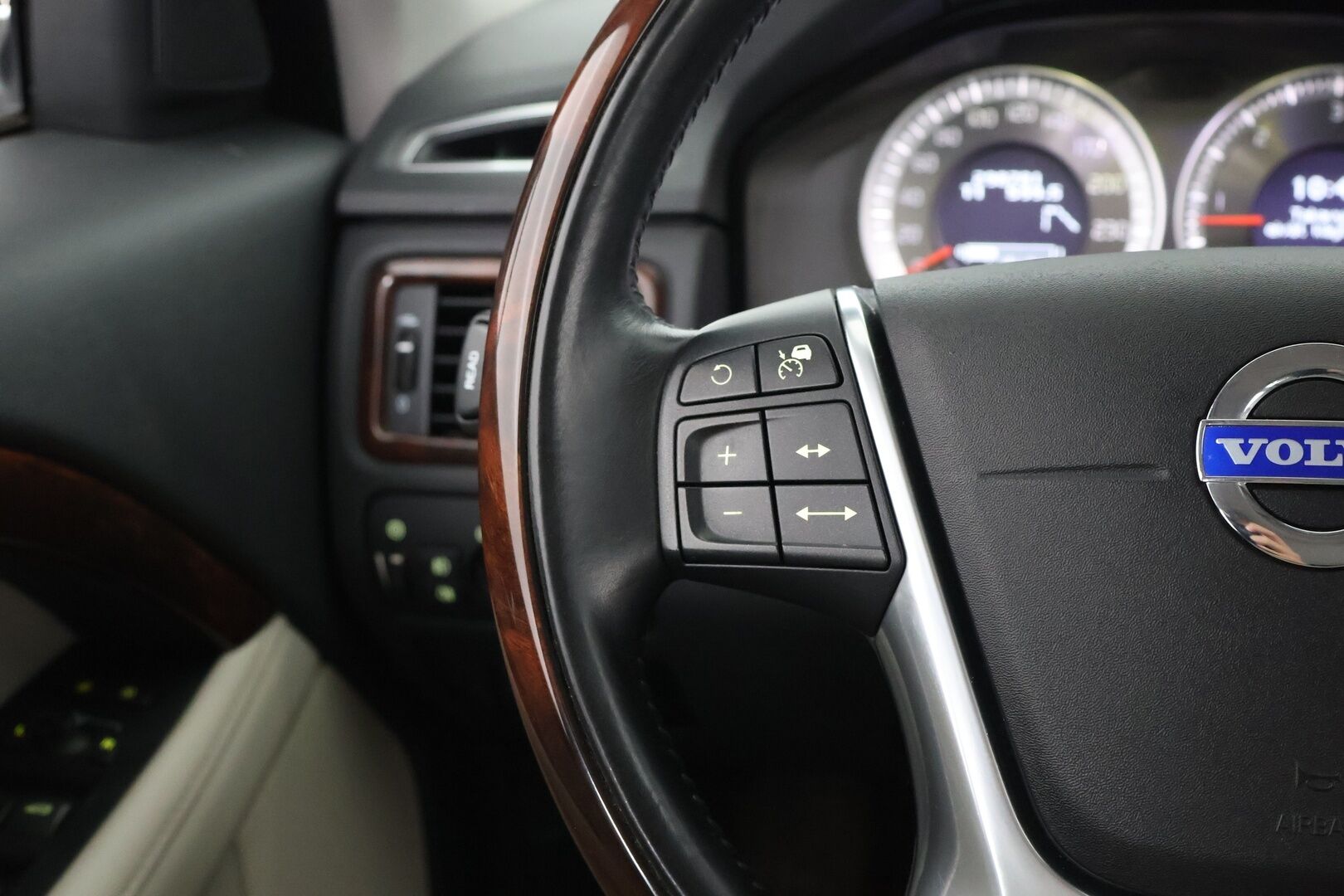 Volvo XC70 2012 D5 AWD Summum Business aut - ACC | BLIS | Webasto | Navi | Four-C | Suomi-auto 
