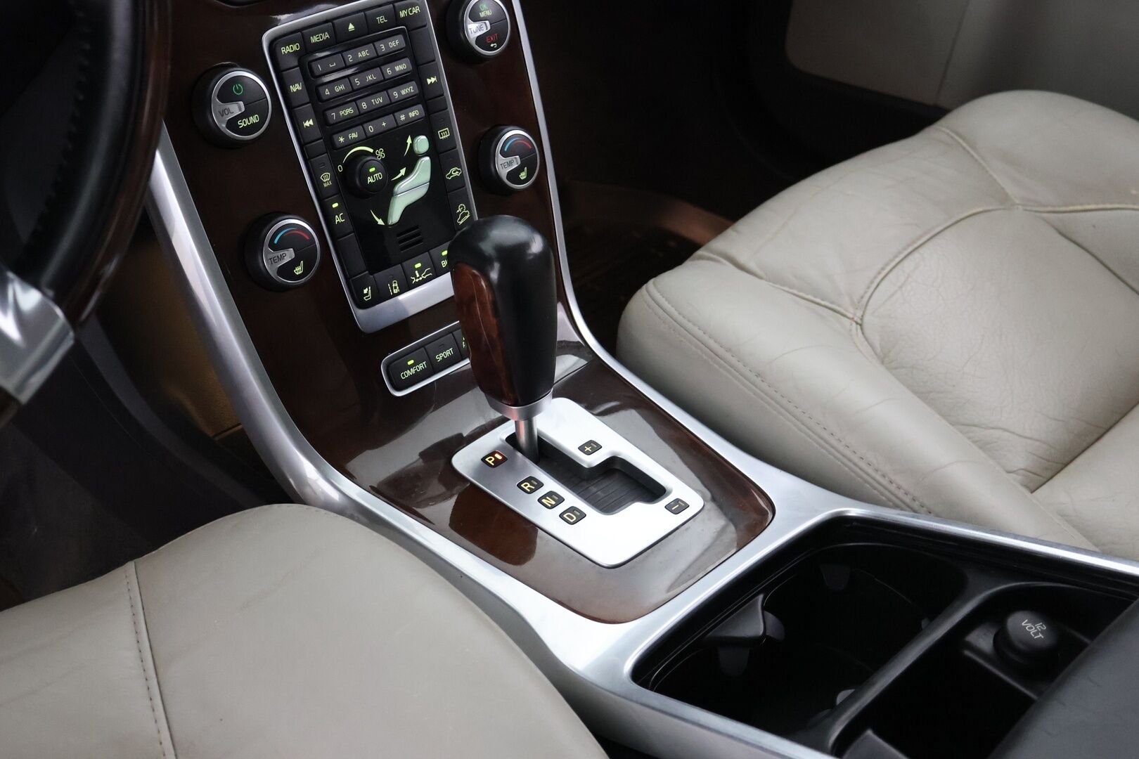 Volvo XC70 2012 D5 AWD Summum Business aut - ACC | BLIS | Webasto | Navi | Four-C | Suomi-auto 