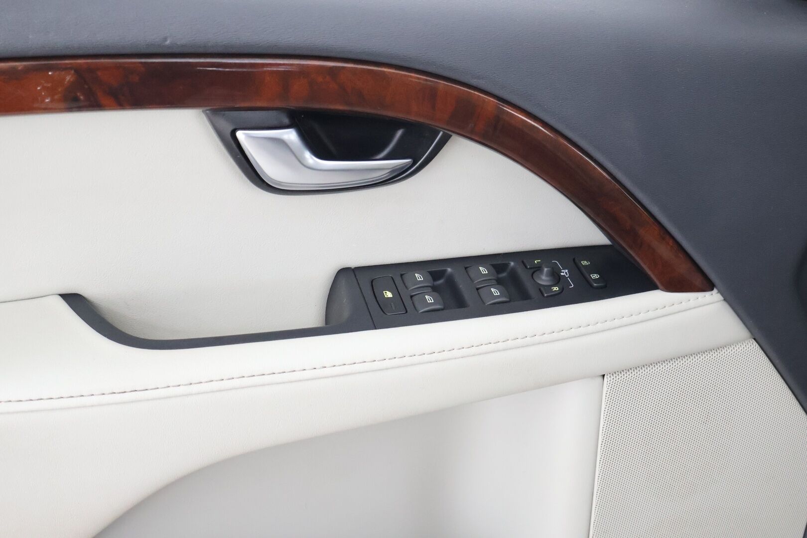 Volvo XC70 2012 D5 AWD Summum Business aut - ACC | BLIS | Webasto | Navi | Four-C | Suomi-auto 