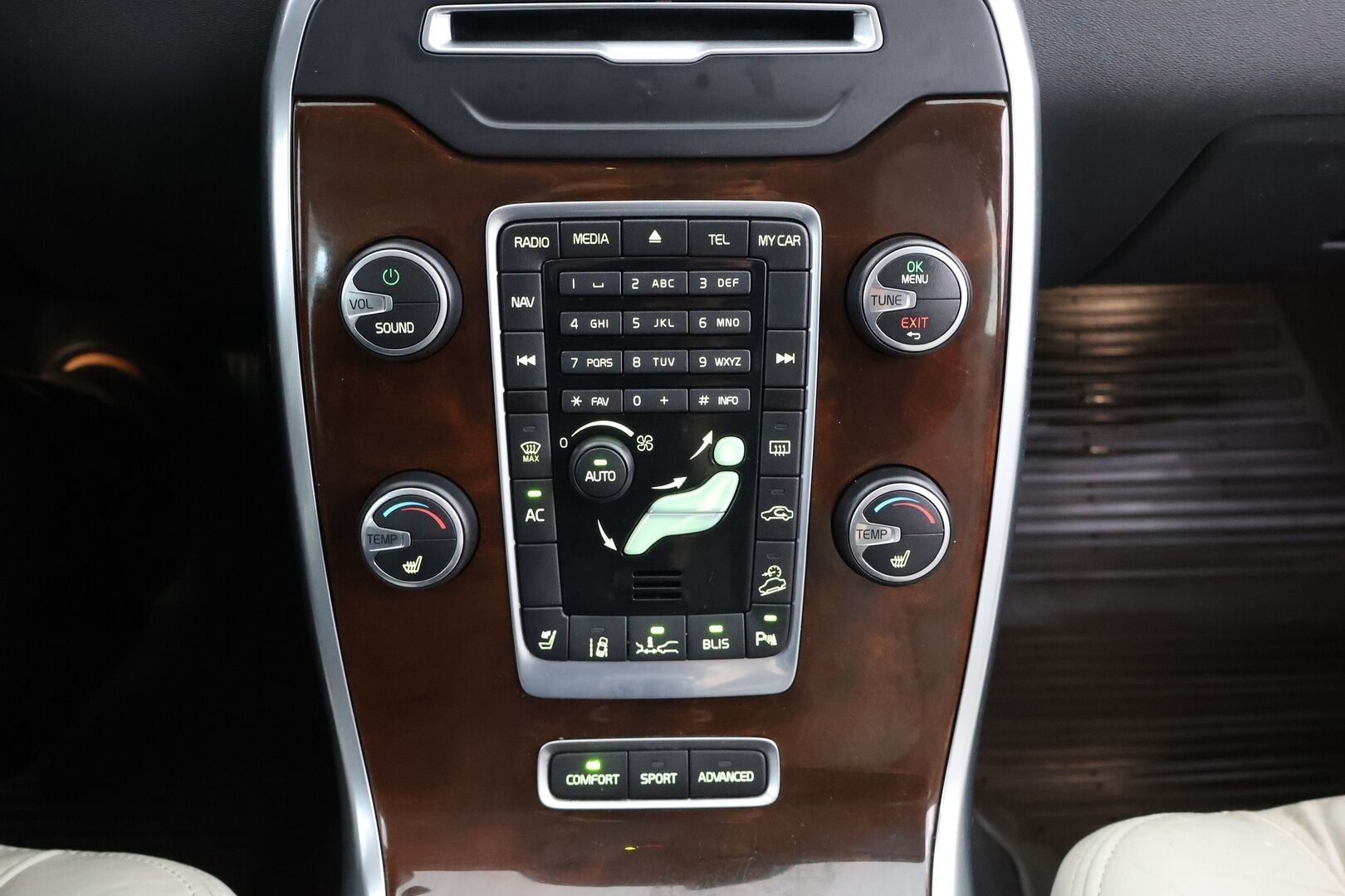 Volvo XC70 2012 D5 AWD Summum Business aut - ACC | BLIS | Webasto | Navi | Four-C | Suomi-auto 