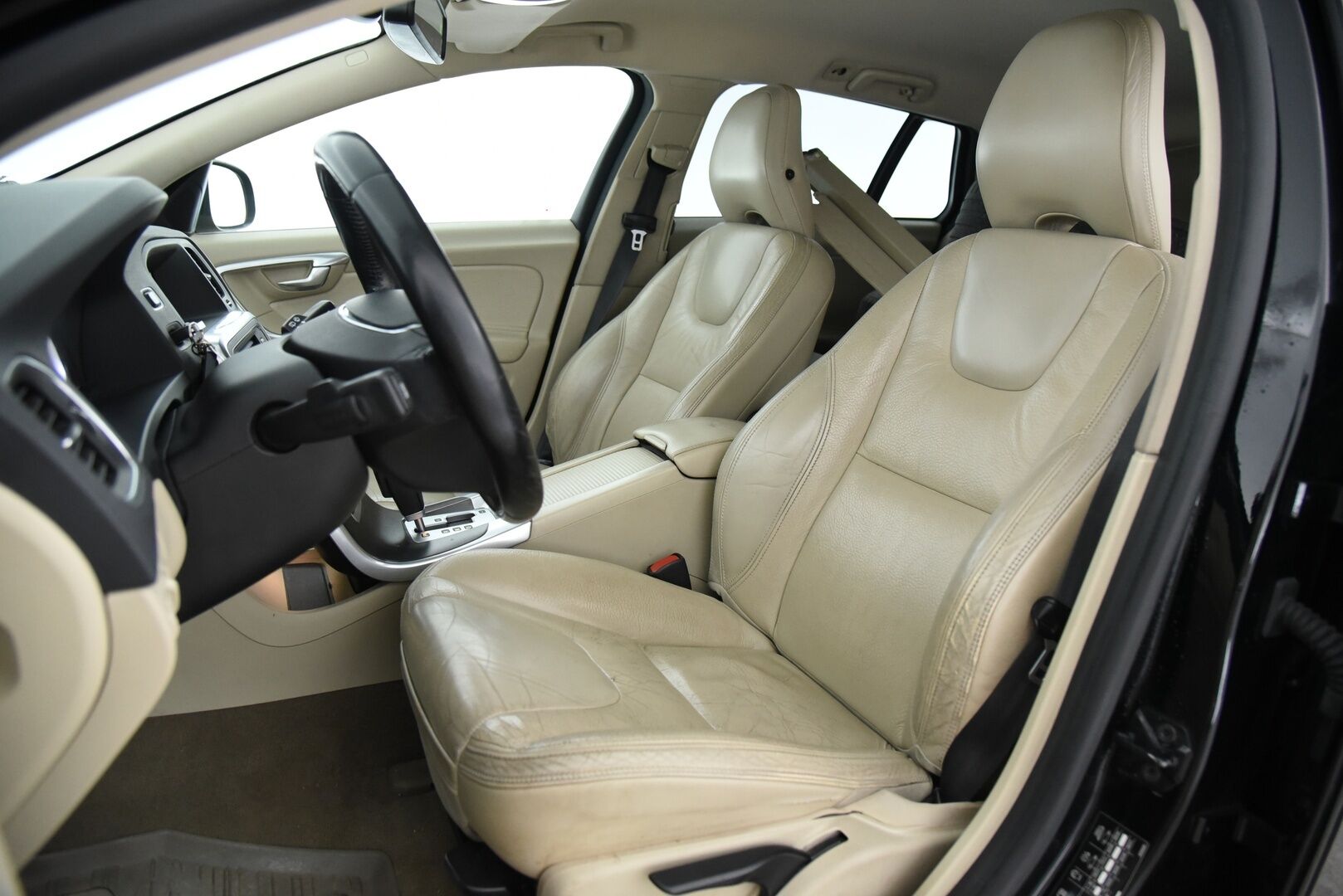 Volvo V60 2012 D3 Momentum Business aut - YritysOutlet - Myydään vain yrityksille - – Tämä auto myydään YritysOutlet -valikoimasta vain yritykselle