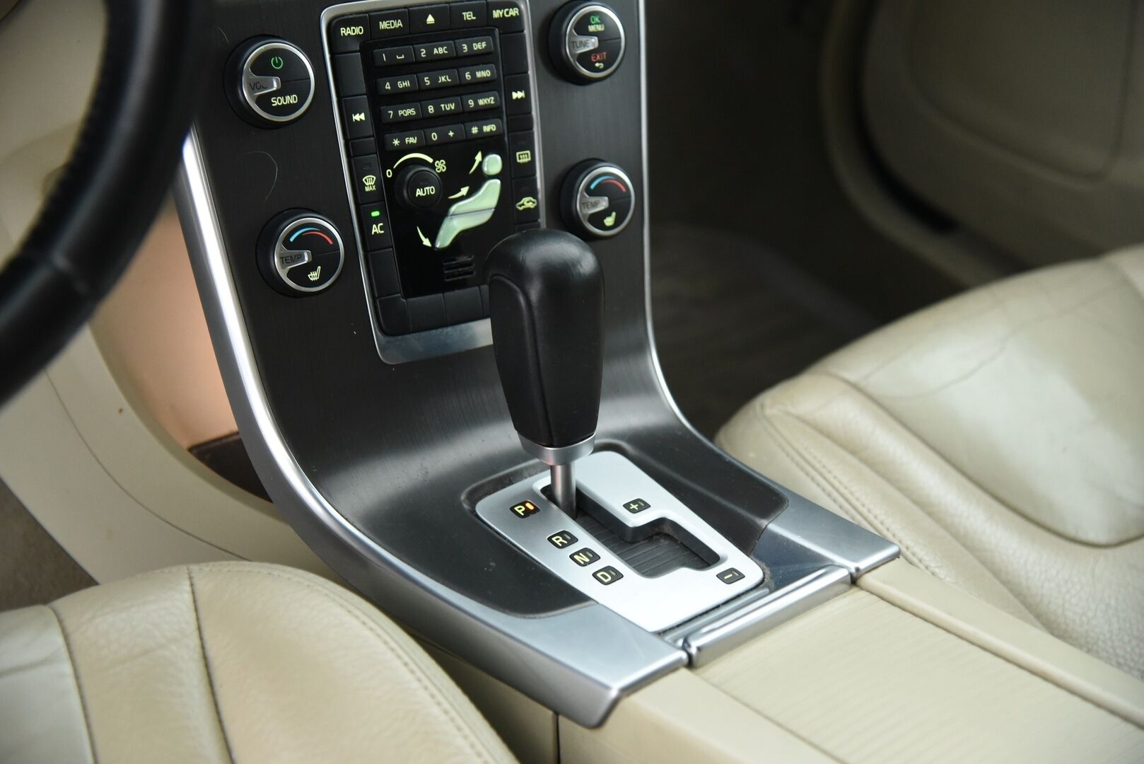 Volvo V60 2012 D3 Momentum Business aut - YritysOutlet - Myydään vain yrityksille - – Tämä auto myydään YritysOutlet -valikoimasta vain yritykselle