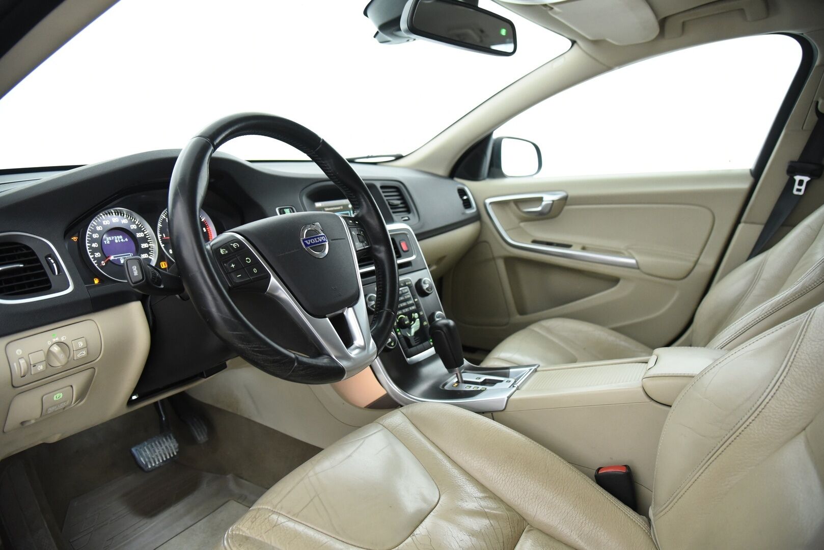 Volvo V60 2012 D3 Momentum Business aut - YritysOutlet - Myydään vain yrityksille - – Tämä auto myydään YritysOutlet -valikoimasta vain yritykselle