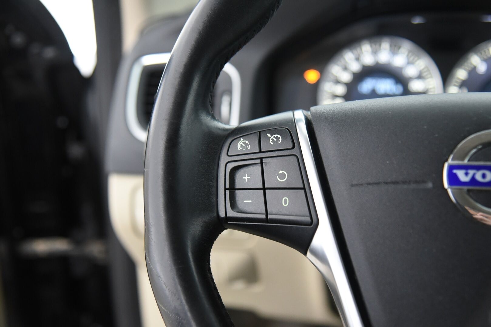 Volvo V60 2012 D3 Momentum Business aut - YritysOutlet - Myydään vain yrityksille - – Tämä auto myydään YritysOutlet -valikoimasta vain yritykselle