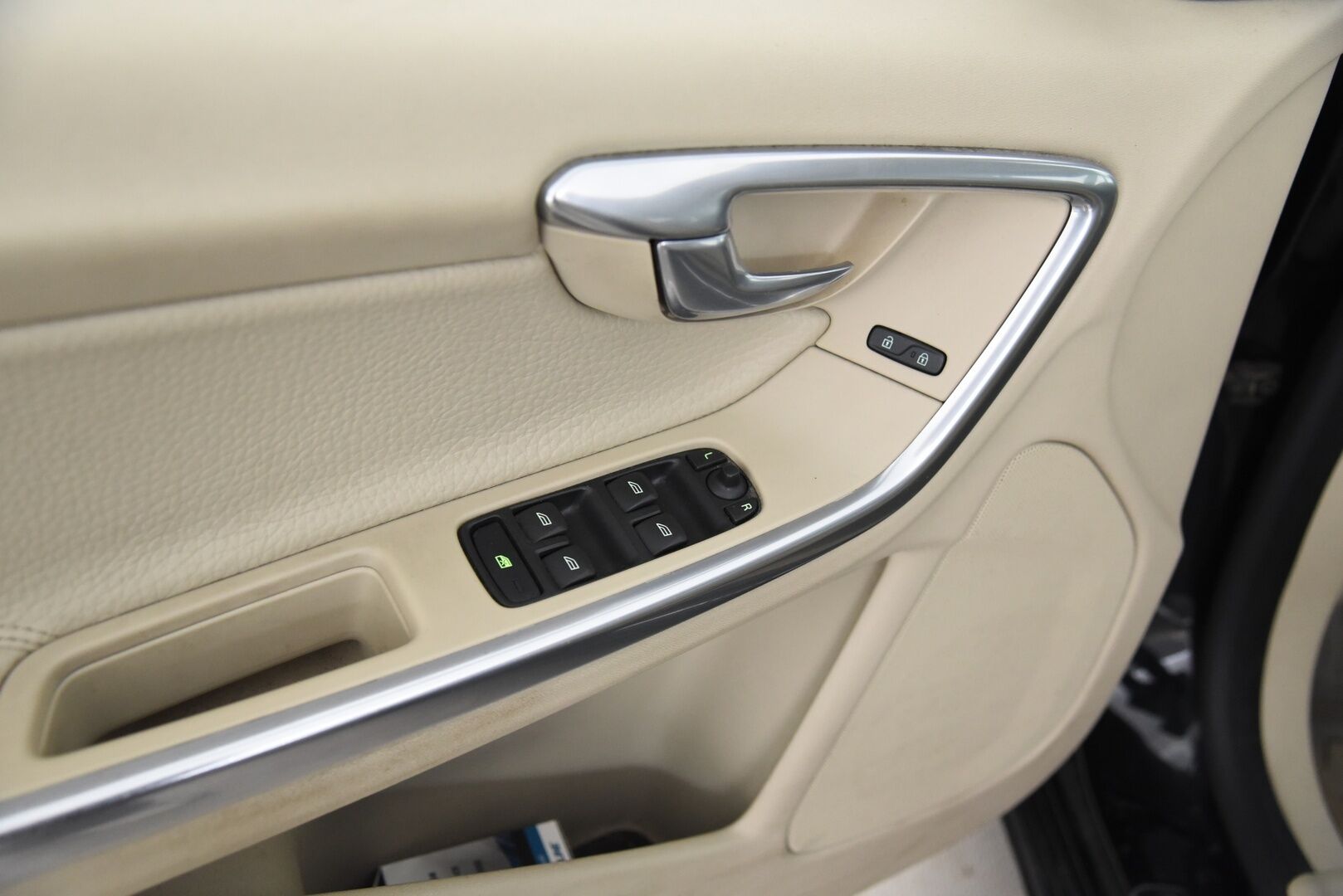 Volvo V60 2012 D3 Momentum Business aut - YritysOutlet - Myydään vain yrityksille - – Tämä auto myydään YritysOutlet -valikoimasta vain yritykselle