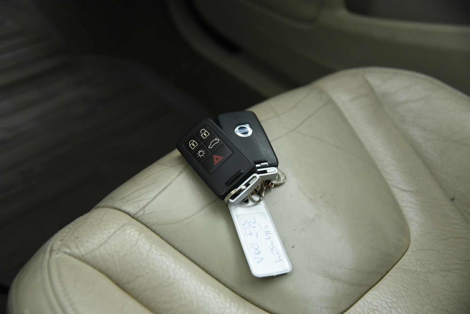 Volvo V60 2012 D3 Momentum Business aut - YritysOutlet - Myydään vain yrityksille - – Tämä auto myydään YritysOutlet -valikoimasta vain yritykselle