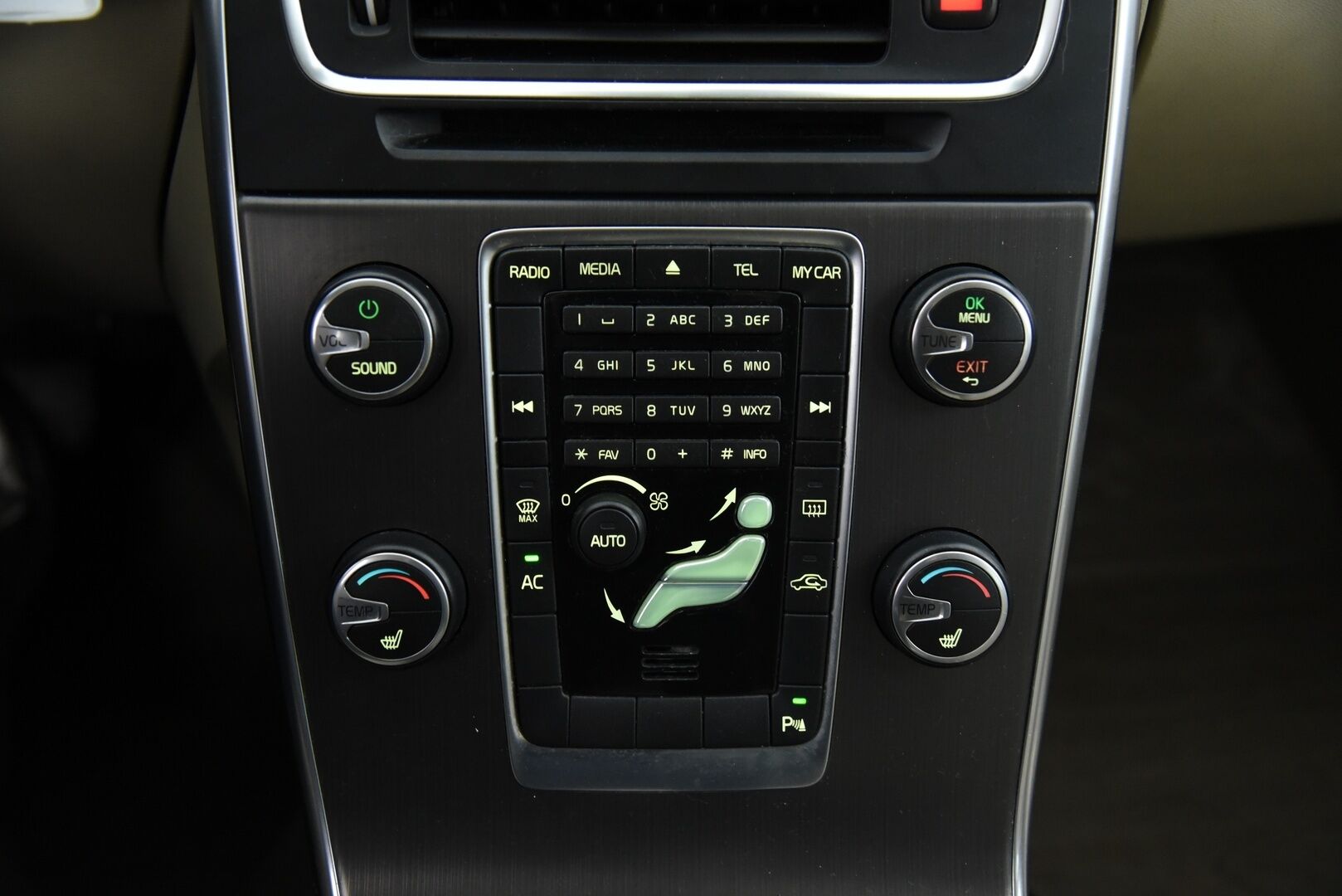 Volvo V60 2012 D3 Momentum Business aut - YritysOutlet - Myydään vain yrityksille - – Tämä auto myydään YritysOutlet -valikoimasta vain yritykselle