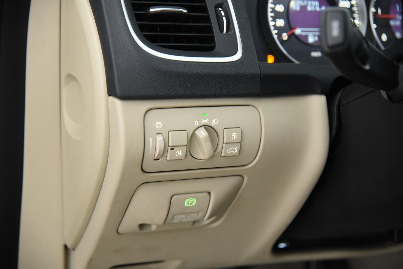 Volvo V60 2012 D3 Momentum Business aut - YritysOutlet - Myydään vain yrityksille - – Tämä auto myydään YritysOutlet -valikoimasta vain yritykselle