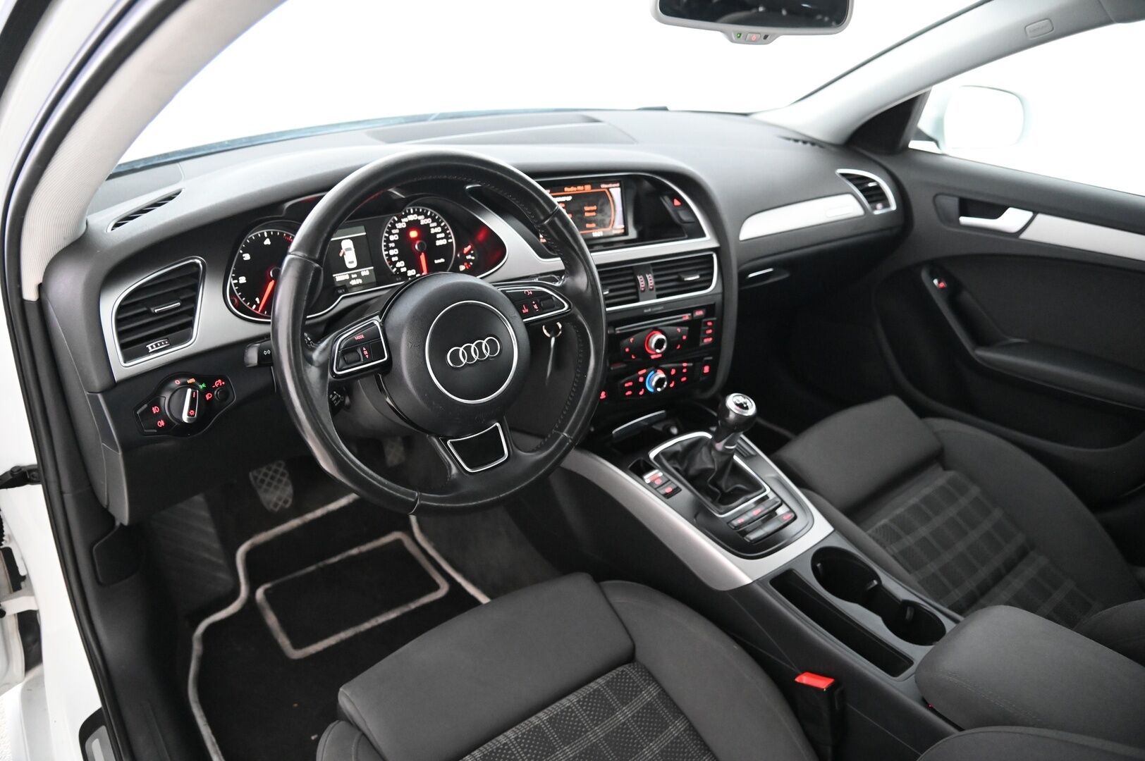 Audi A4 2012 Sedan Business 2,0 TDI 130 kW quattro *Myydään huutokaupat.com*