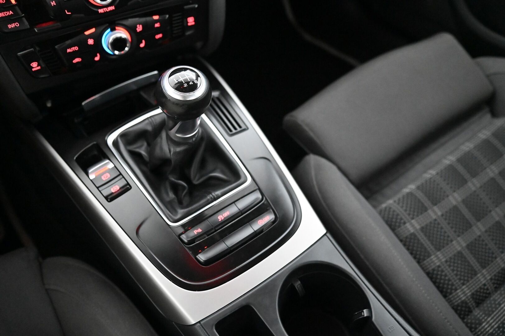 Audi A4 2012 Sedan Business 2,0 TDI 130 kW quattro *Myydään huutokaupat.com*