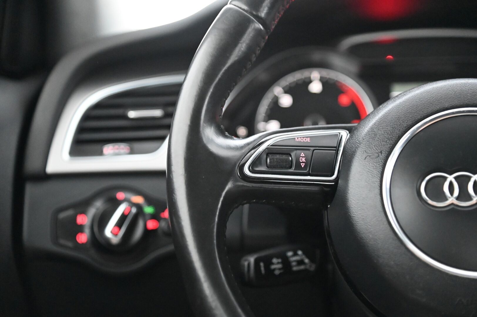 Audi A4 2012 Sedan Business 2,0 TDI 130 kW quattro *Myydään huutokaupat.com*