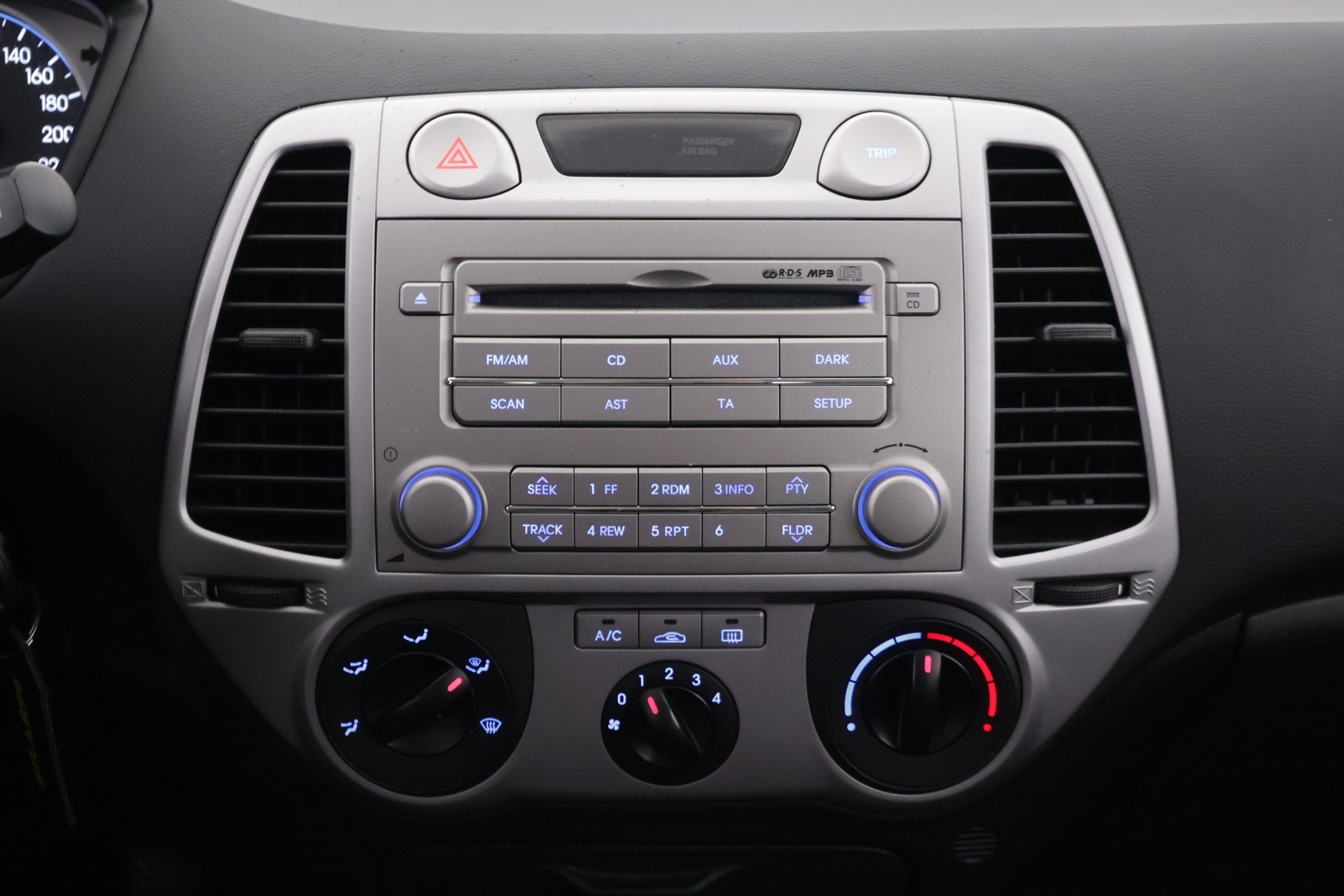 Hyundai i20 2012 1,2 Air 5d ** Suomi-auto / Lohkolämmitin / Ilmastointi / Penkinlämmittimet / 2x vanteet ** - Juuri huollettu! / Pienet kilometrit! / Siistikuntoinen! - HULLU BLACKWEEK KORKOTARJOUS 2,49%