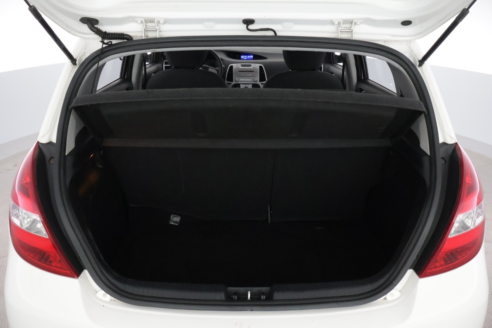 Hyundai i20 2012 1,2 Air 5d ** Suomi-auto / Lohkolämmitin / Ilmastointi / Penkinlämmittimet / 2x vanteet ** - Juuri huollettu! / Pienet kilometrit! / Siistikuntoinen! - HULLU BLACKWEEK KORKOTARJOUS 2,49%