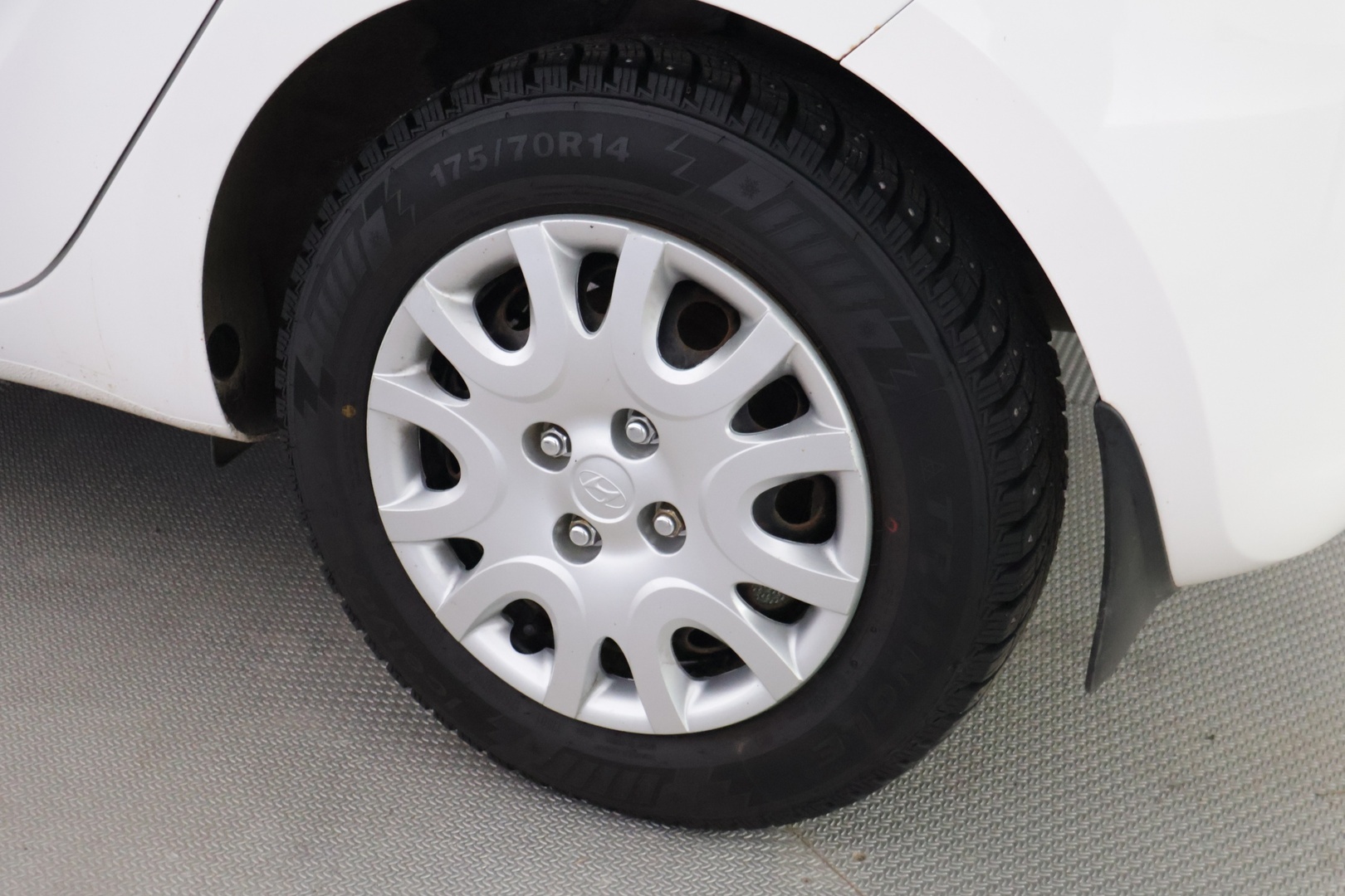 Hyundai i20 2012 1,2 Air 5d ** Suomi-auto / Lohkolämmitin / Ilmastointi / Penkinlämmittimet / 2x vanteet ** - Juuri huollettu! / Pienet kilometrit! / Siistikuntoinen! - HULLU BLACKWEEK KORKOTARJOUS 2,49%