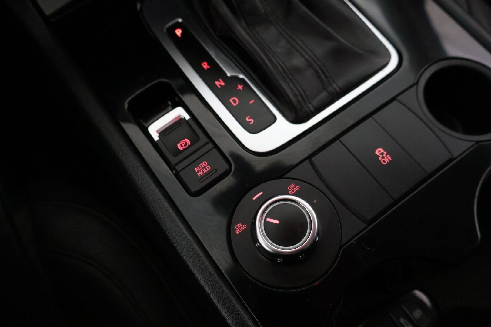 Volkswagen Touareg 2011 3.0 l/165 kW V6, TDI *Vakkari / Navi / Lohko / P-Kamera / Bi-Xenon / Vetokoukku **Tämä auto myydään Huutokaupat.com - 2 renkaat alumiinivanteilla*