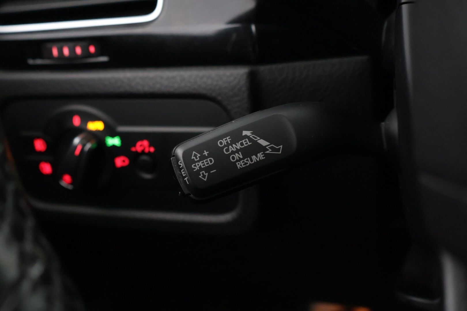 Volkswagen Touareg 2010 3.0 l/165 kW V6, TDI *Vakkari / Navi / Lohko / P-Kamera / Bi-Xenon / Vetokoukku**YritysOutlet - Myydään vain yrityksille - 2 renkaat alumiinivanteilla*