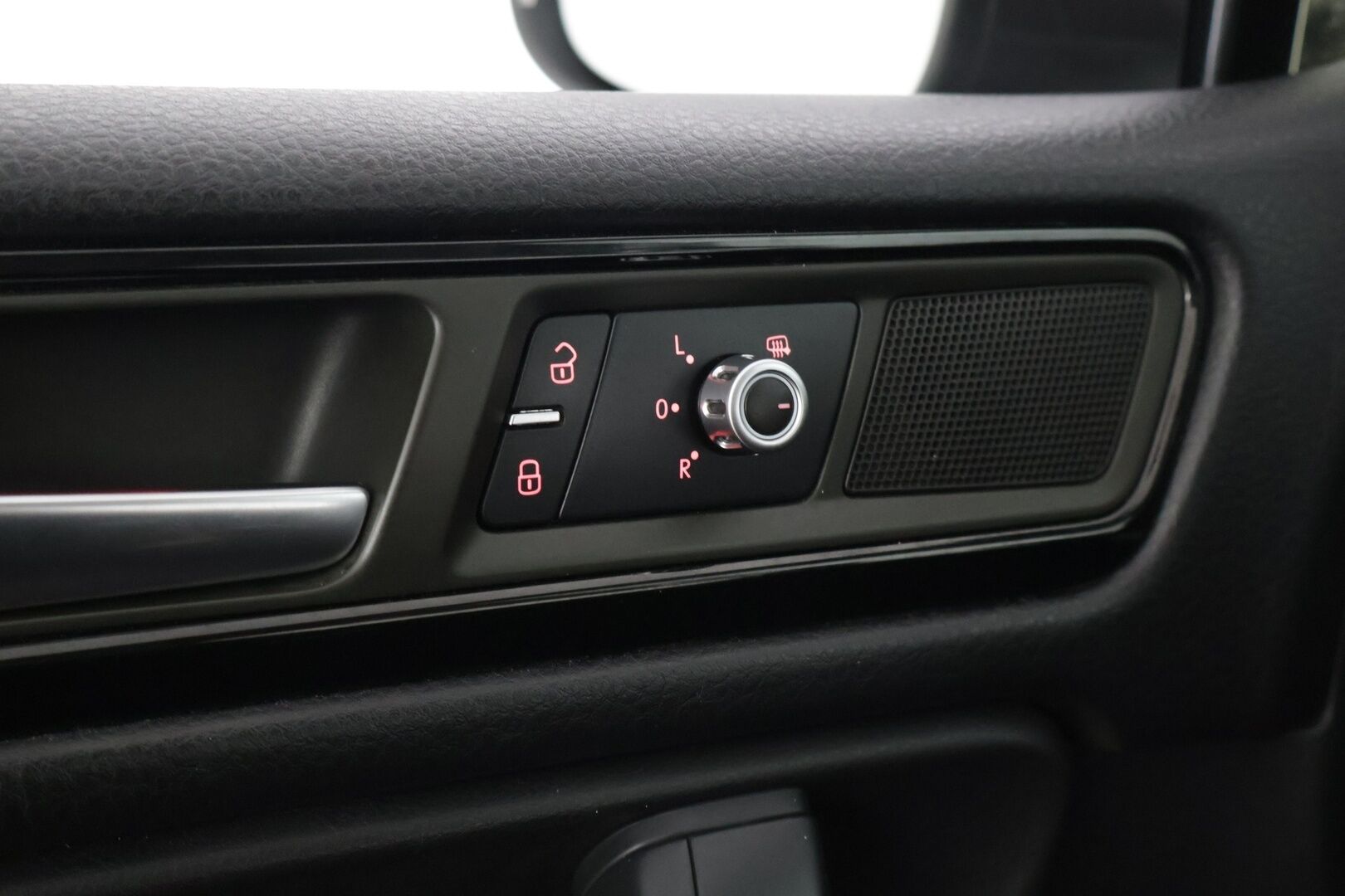 Volkswagen Touareg 2011 3.0 l/165 kW V6, TDI *Vakkari / Navi / Lohko / P-Kamera / Bi-Xenon / Vetokoukku **Tämä auto myydään Huutokaupat.com - 2 renkaat alumiinivanteilla*