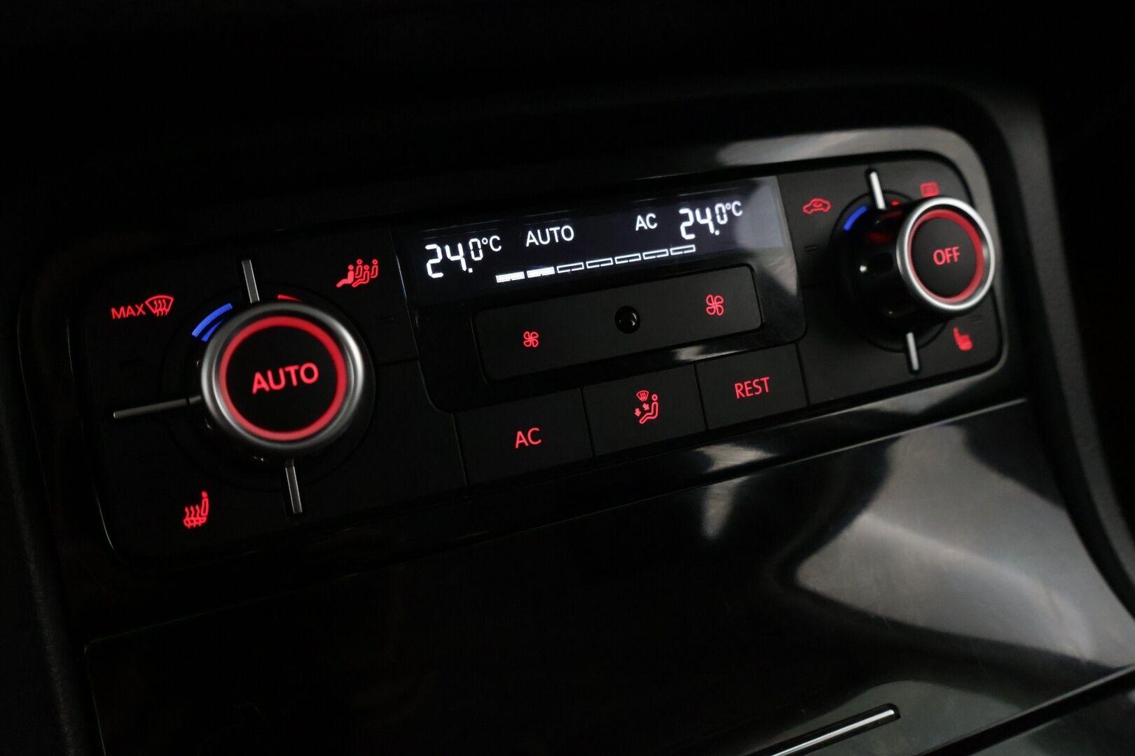 Volkswagen Touareg 2011 3.0 l/165 kW V6, TDI *Vakkari / Navi / Lohko / P-Kamera / Bi-Xenon / Vetokoukku **Tämä auto myydään Huutokaupat.com - 2 renkaat alumiinivanteilla*