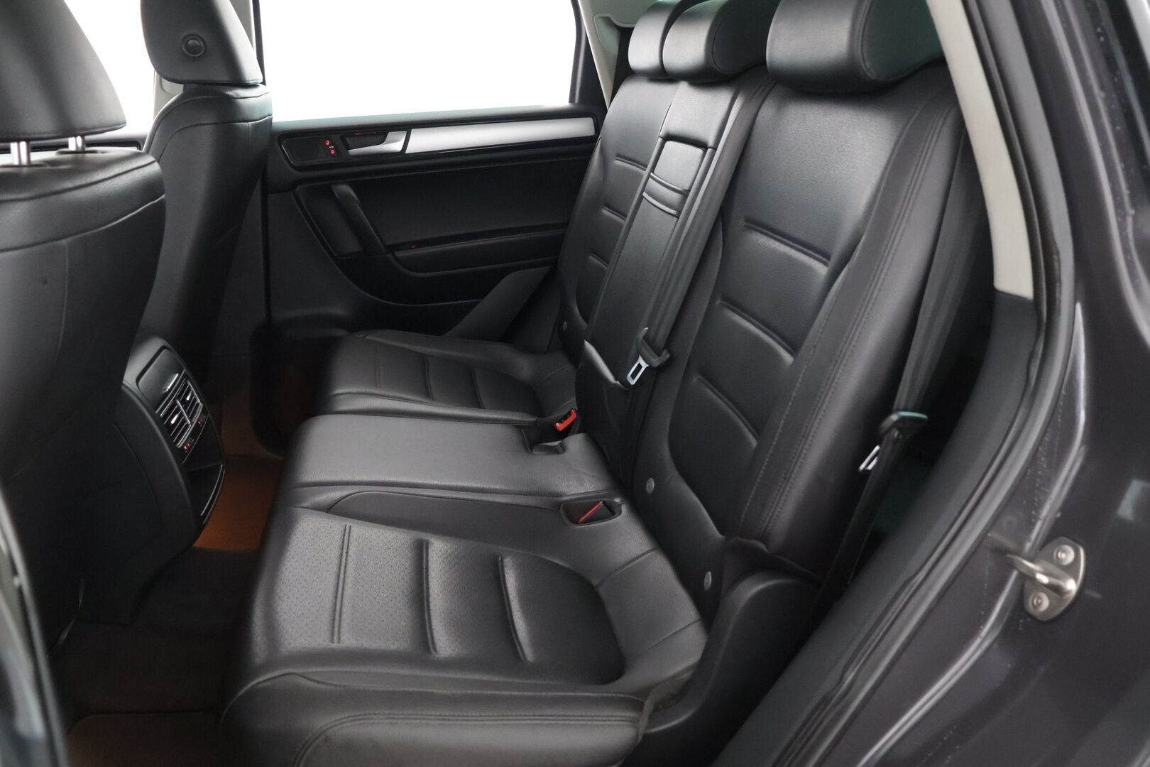 Volkswagen Touareg 2010 3.0 l/165 kW V6, TDI *Vakkari / Navi / Lohko / P-Kamera / Bi-Xenon / Vetokoukku**YritysOutlet - Myydään vain yrityksille - 2 renkaat alumiinivanteilla*