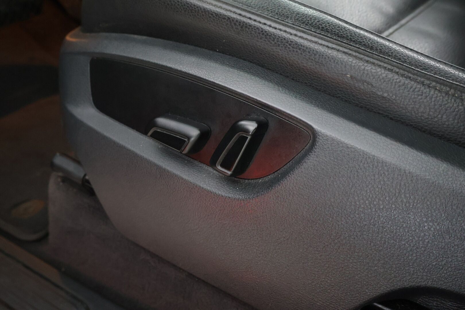 Volkswagen Touareg 2011 3.0 l/165 kW V6, TDI *Vakkari / Navi / Lohko / P-Kamera / Bi-Xenon / Vetokoukku **Tämä auto myydään Huutokaupat.com - 2 renkaat alumiinivanteilla*