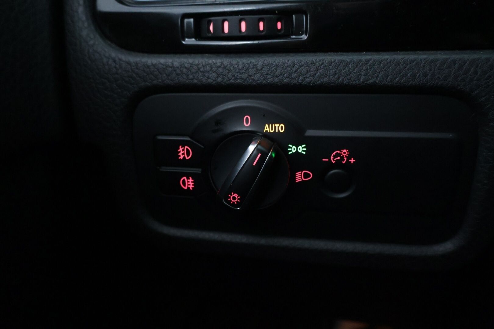 Volkswagen Touareg 2010 3.0 l/165 kW V6, TDI *Vakkari / Navi / Lohko / P-Kamera / Bi-Xenon / Vetokoukku**YritysOutlet - Myydään vain yrityksille - 2 renkaat alumiinivanteilla*