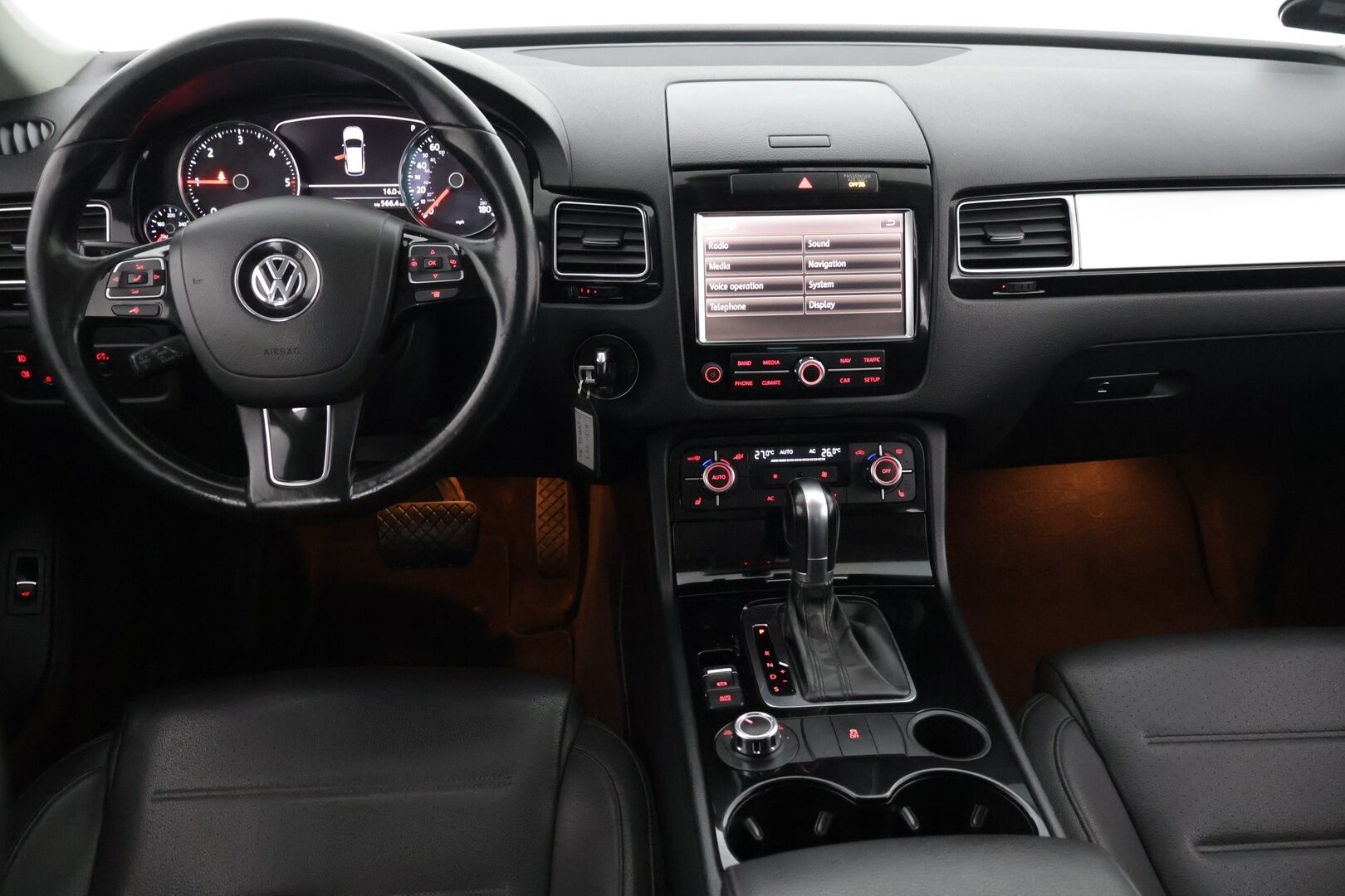 Volkswagen Touareg 2011 3.0 l/165 kW V6, TDI *Vakkari / Navi / Lohko / P-Kamera / Bi-Xenon / Vetokoukku **Tämä auto myydään Huutokaupat.com - 2 renkaat alumiinivanteilla*