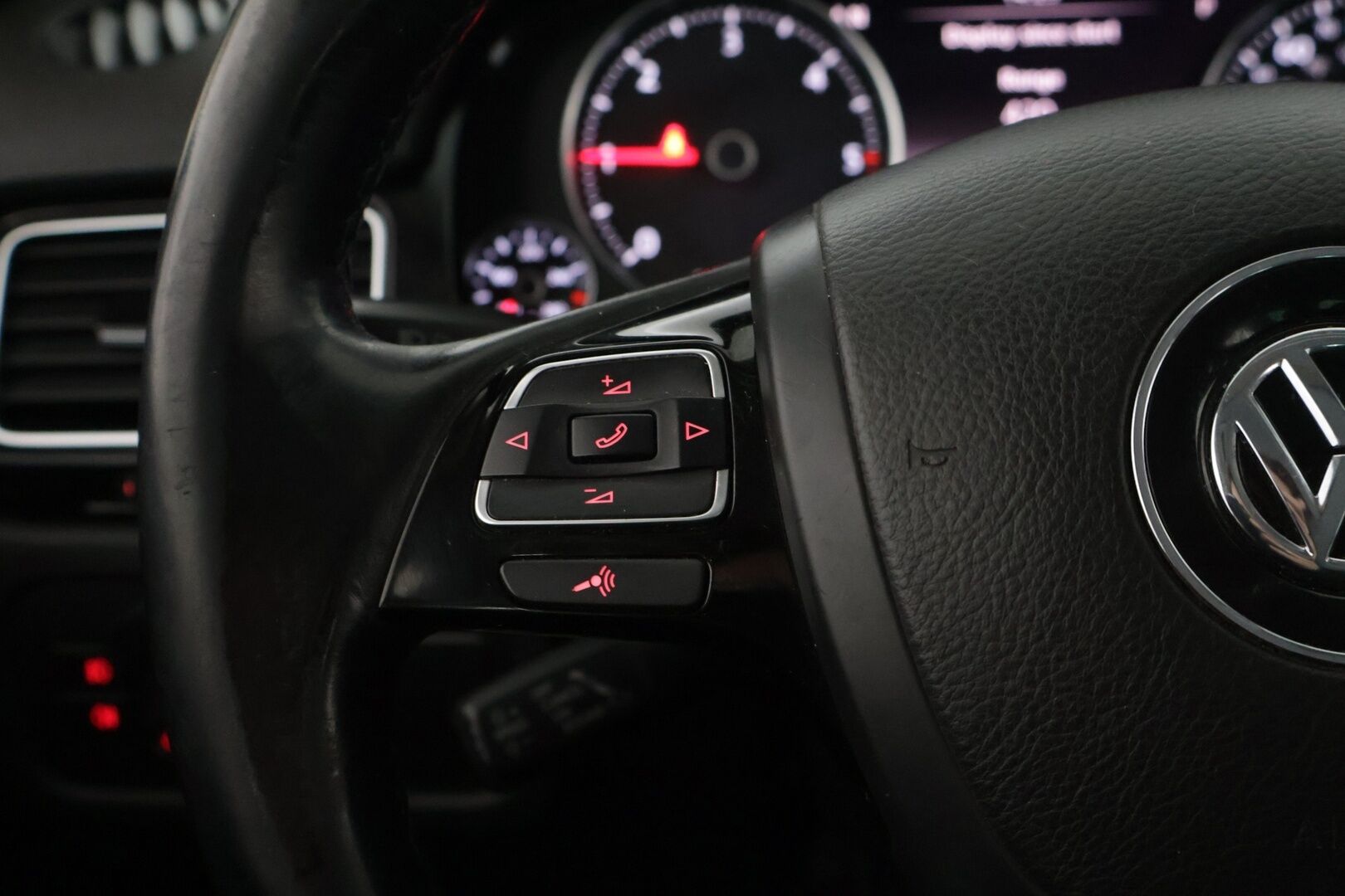 Volkswagen Touareg 2011 3.0 l/165 kW V6, TDI *Vakkari / Navi / Lohko / P-Kamera / Bi-Xenon / Vetokoukku **Tämä auto myydään Huutokaupat.com - 2 renkaat alumiinivanteilla*