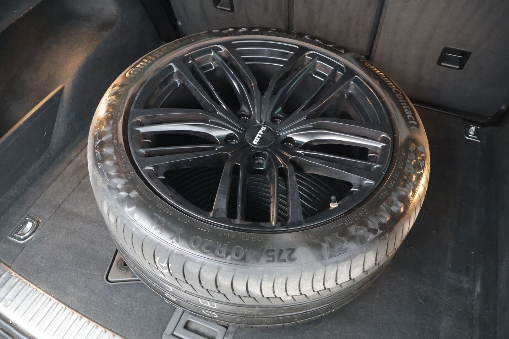 Volkswagen Touareg 2011 3.0 l/165 kW V6, TDI *Vakkari / Navi / Lohko / P-Kamera / Bi-Xenon / Vetokoukku **Tämä auto myydään Huutokaupat.com - 2 renkaat alumiinivanteilla*