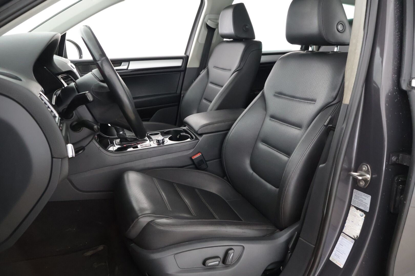 Volkswagen Touareg 2011 3.0 l/165 kW V6, TDI *Vakkari / Navi / Lohko / P-Kamera / Bi-Xenon / Vetokoukku **Tämä auto myydään Huutokaupat.com - 2 renkaat alumiinivanteilla*