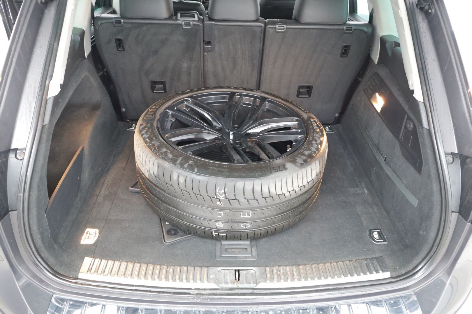 Volkswagen Touareg 2010 3.0 l/165 kW V6, TDI *Vakkari / Navi / Lohko / P-Kamera / Bi-Xenon / Vetokoukku**YritysOutlet - Myydään vain yrityksille - 2 renkaat alumiinivanteilla*