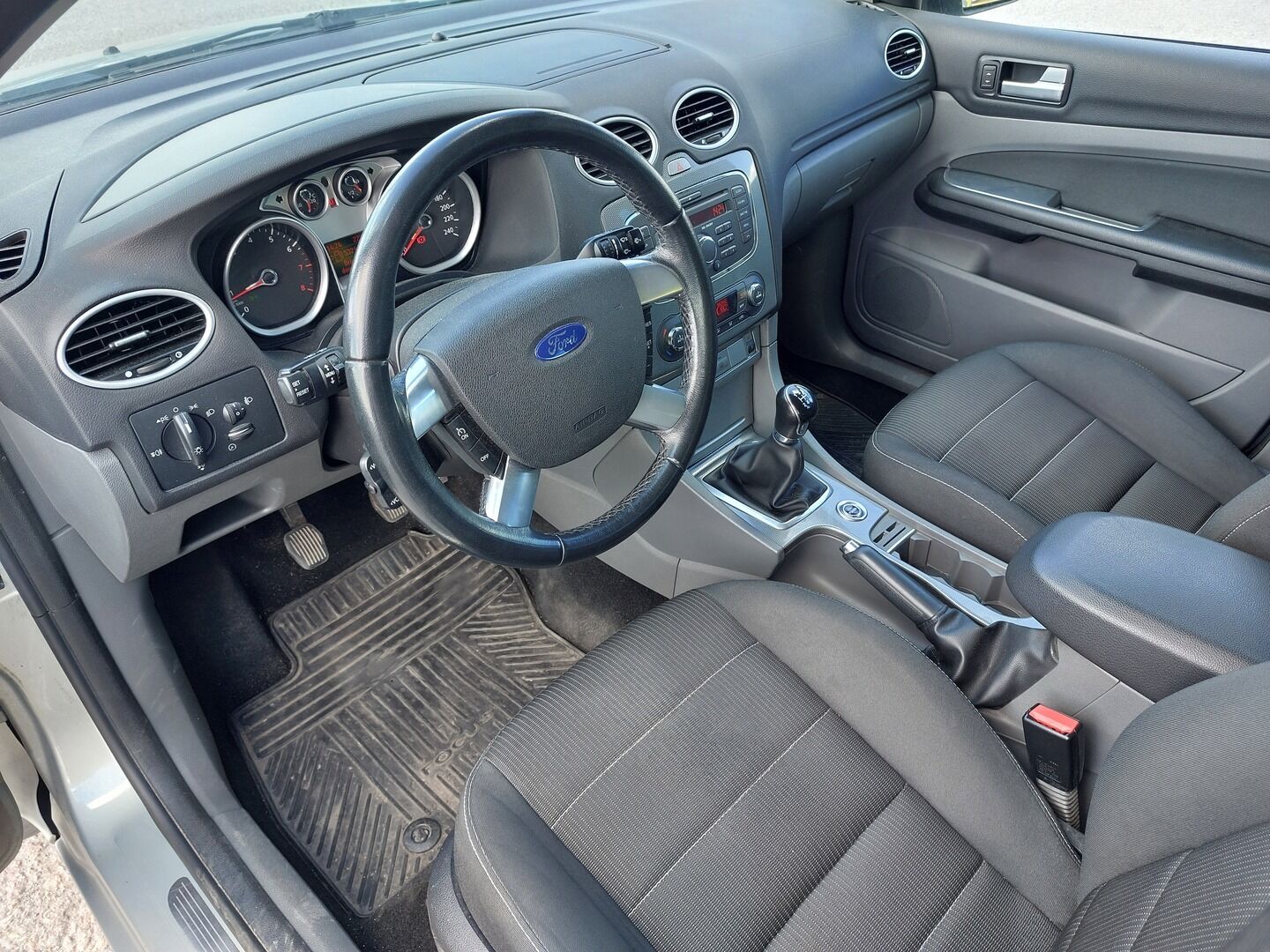Ford Focus 2010 1,8 125 hv Titanium M5 Wagon - Koukku | Lohko+sisä | Lämmitettävä tuulilasi | Ilmastointi | Kahdet renkaat | Vakionopeudensäädin