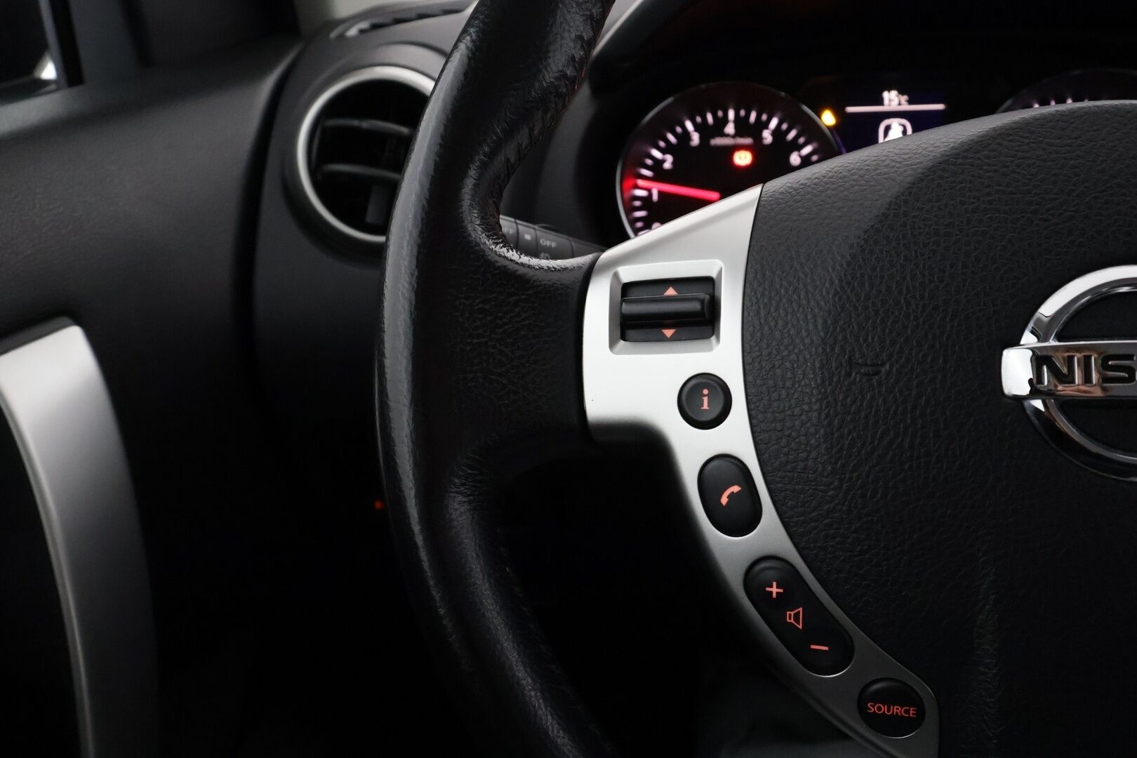 Nissan Qashqai 2010 1,6L Acenta 2WD 5MT Connect MY10 - | P.Kamera | Vakkari | Navi | AC | Penkinlämmittimet | Bluetooth | Facelift | Suomi-auto | Kahdet renkaat |