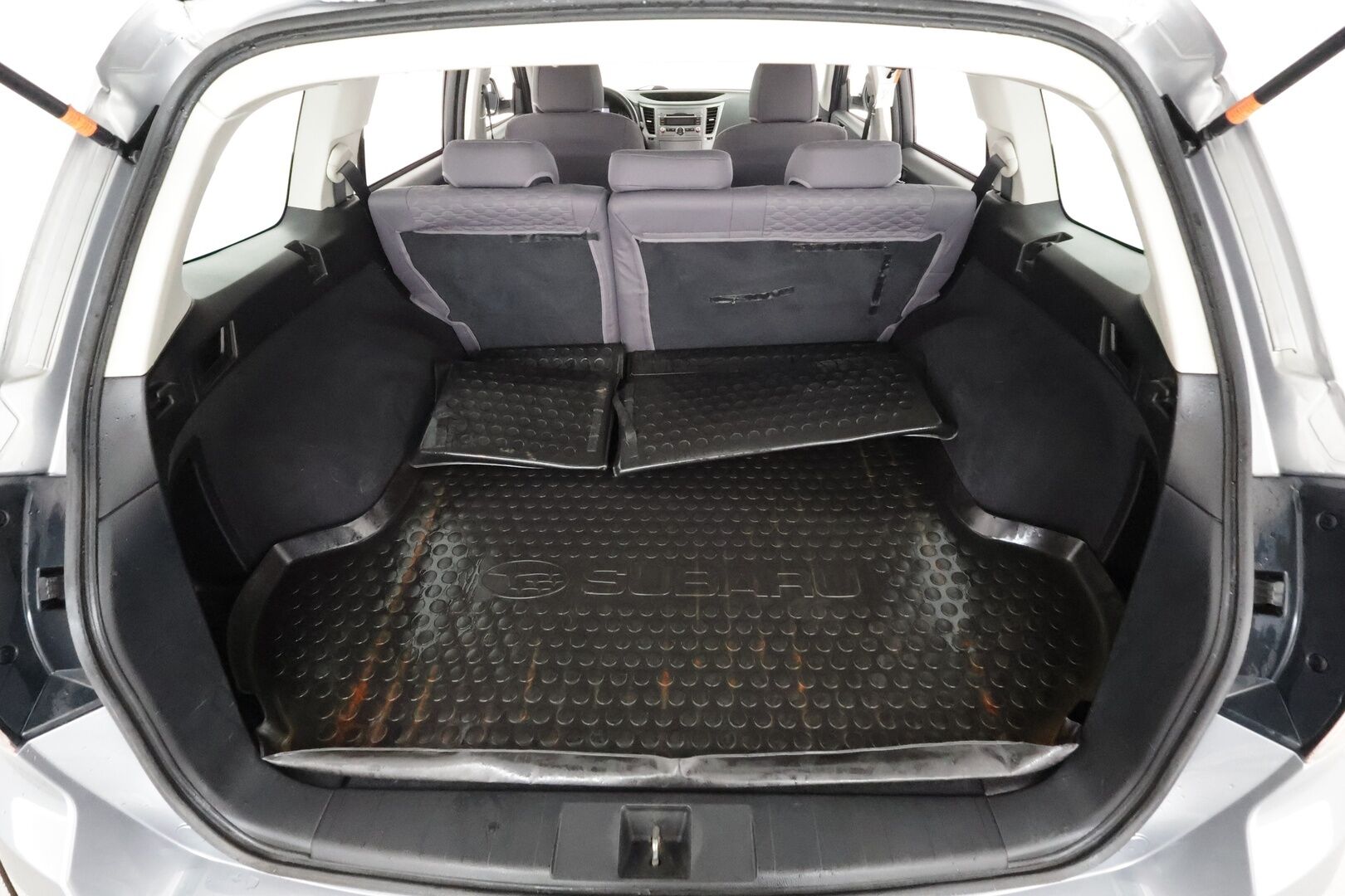 Subaru Outback 2012 2,5i VA CVT - | Koukku | Xenon | Sähköpenkki | Lohko+sisälämmitin | Vakkari | Aut. ilmastointi | BT handsfree | AUX | 2x renkaat aluin | 