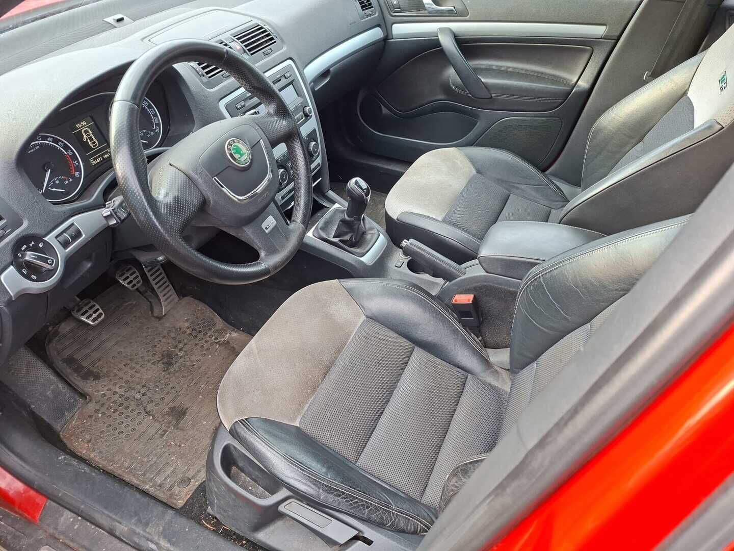 Skoda Octavia 2011 Combi 2,0 TDI 170 RS / AITO RS / Vetokoukku / Kahdet renkaat aluvanteilla - *YritysOutlet - Myydään vain yrityksille*